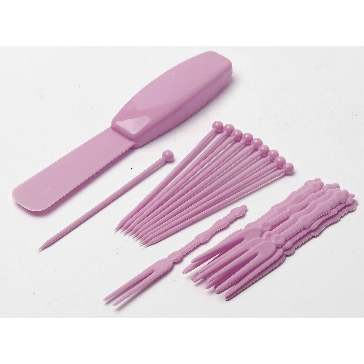 Zestaw różowych plastikowych szpikulców i widelców na białym tle.