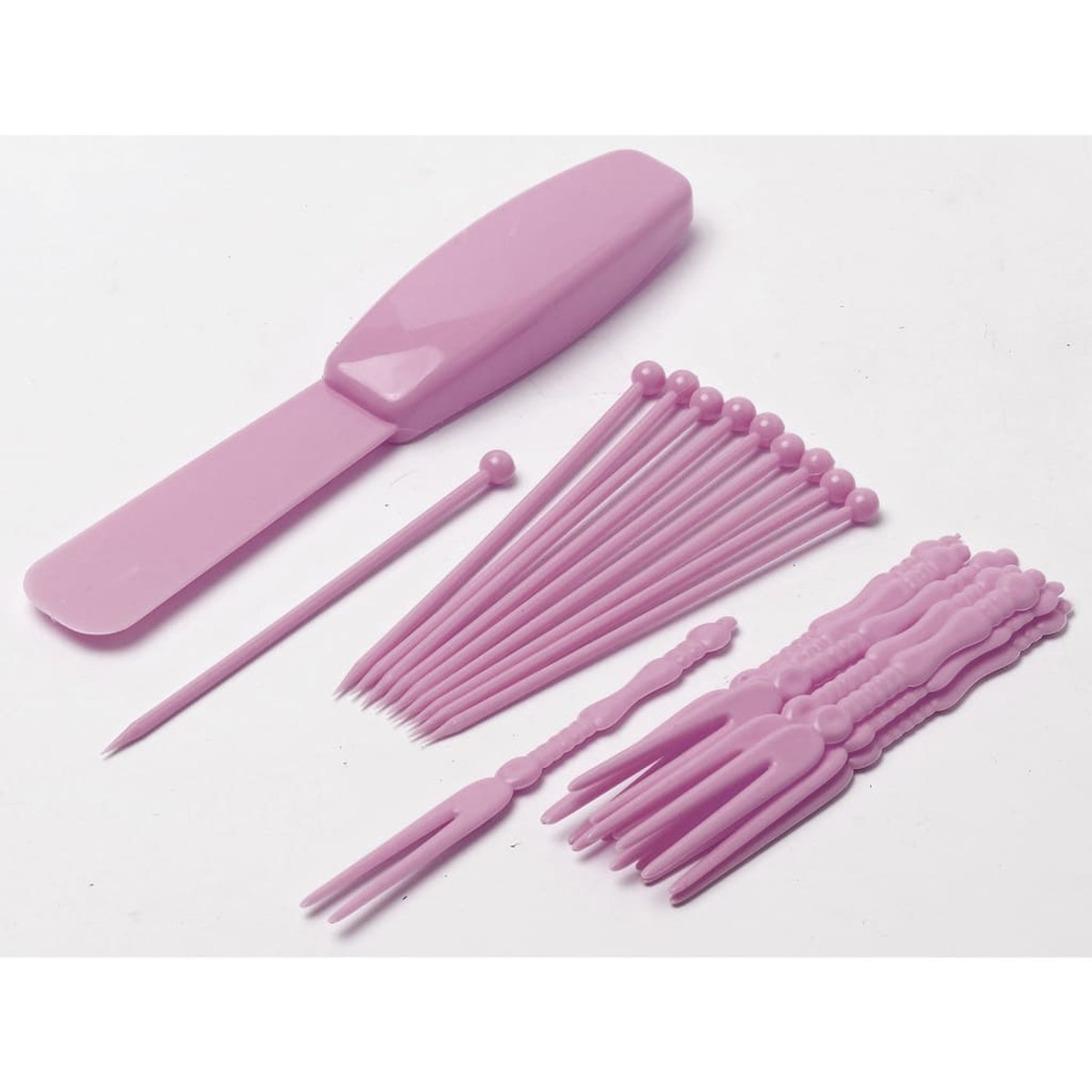 Zestaw różowych plastikowych szpikulców i widelców na białym tle.
