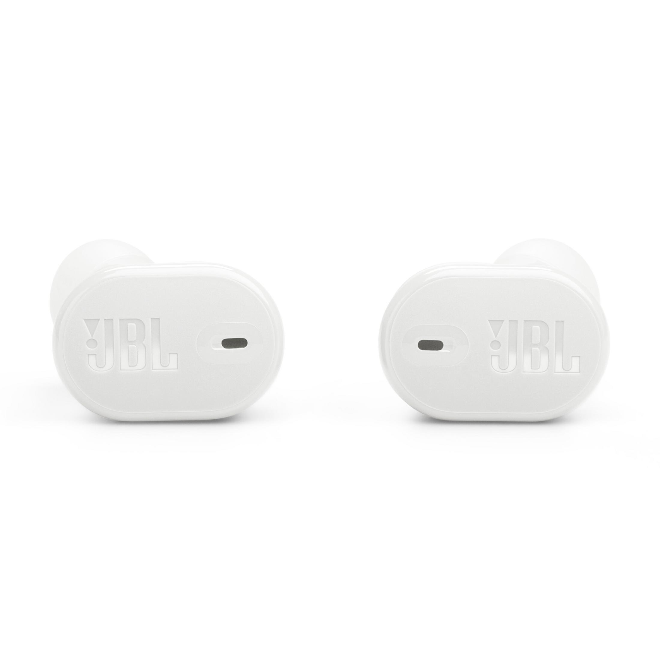 Due auricolari JBL bianchi, vista ravvicinata. Logo JBL visibile su ogni auricolare.
