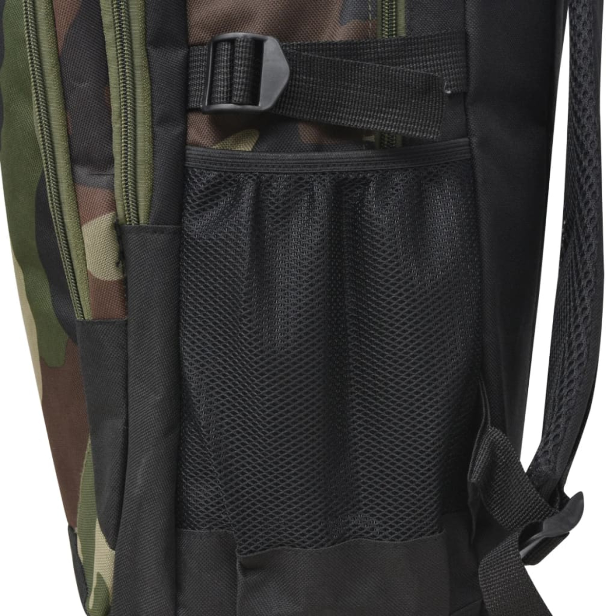 Nahaufnahme eines Camouflage-Rucksacks mit schwarzer Netztasche auf weißem Hintergrund.