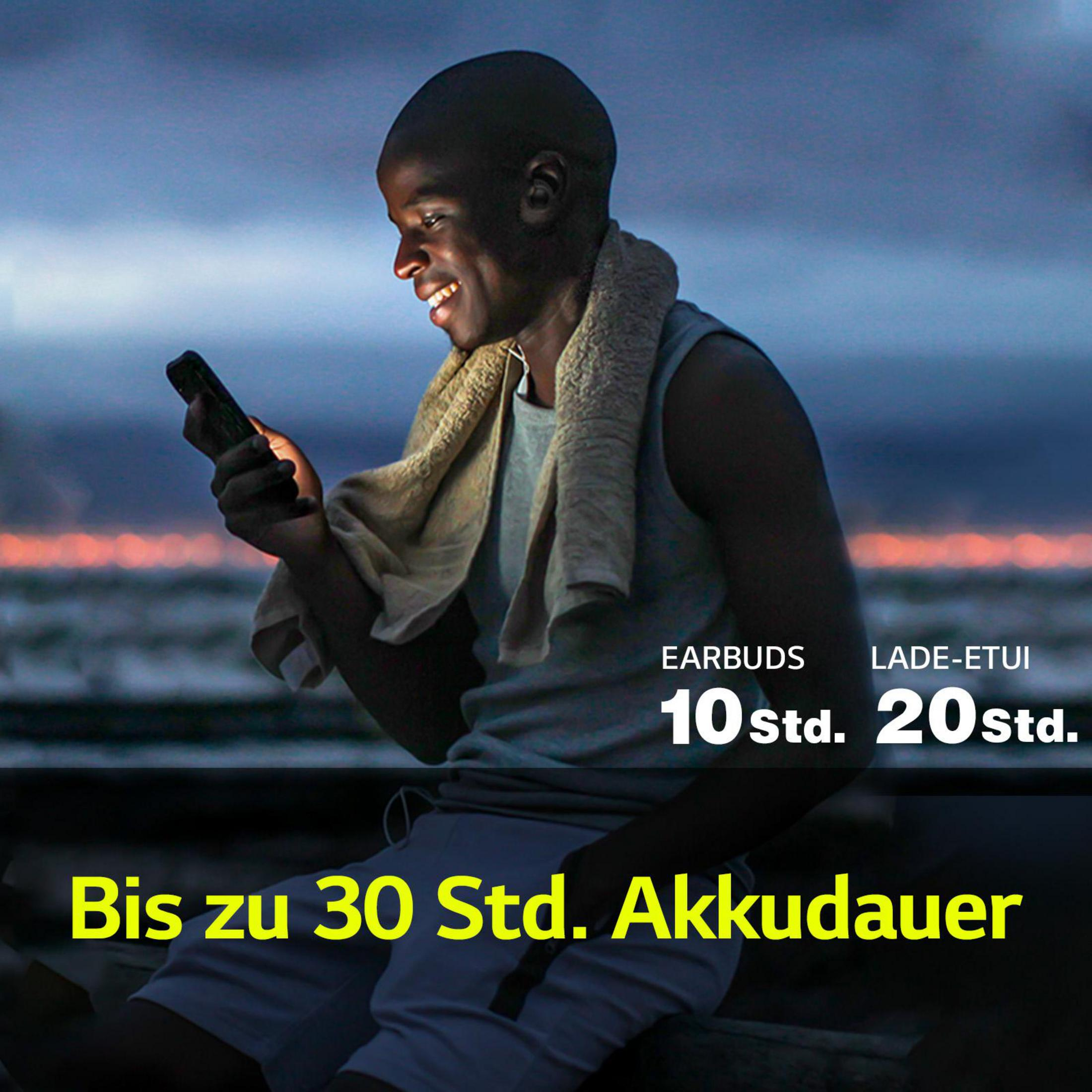 Ein lächelnder Mann, der ein Smartphone hält, Textüberlagerung mit Details zu Kopfhörern und Ladecase.