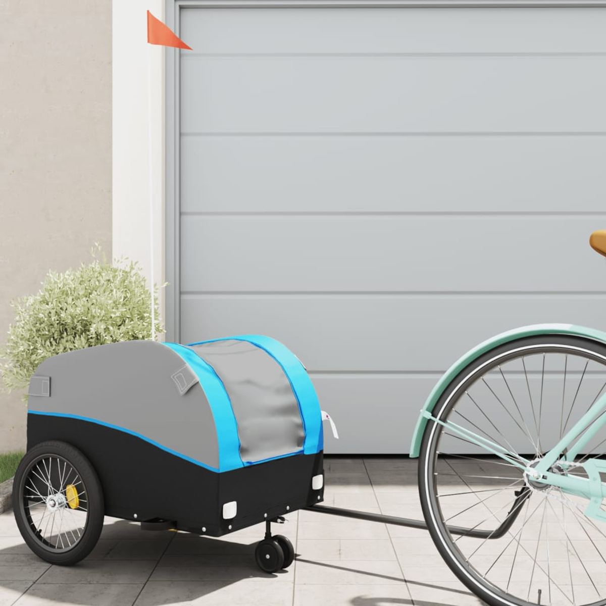 Fahrrad mit Anhänger geparkt in der Nähe eines Garagentors.