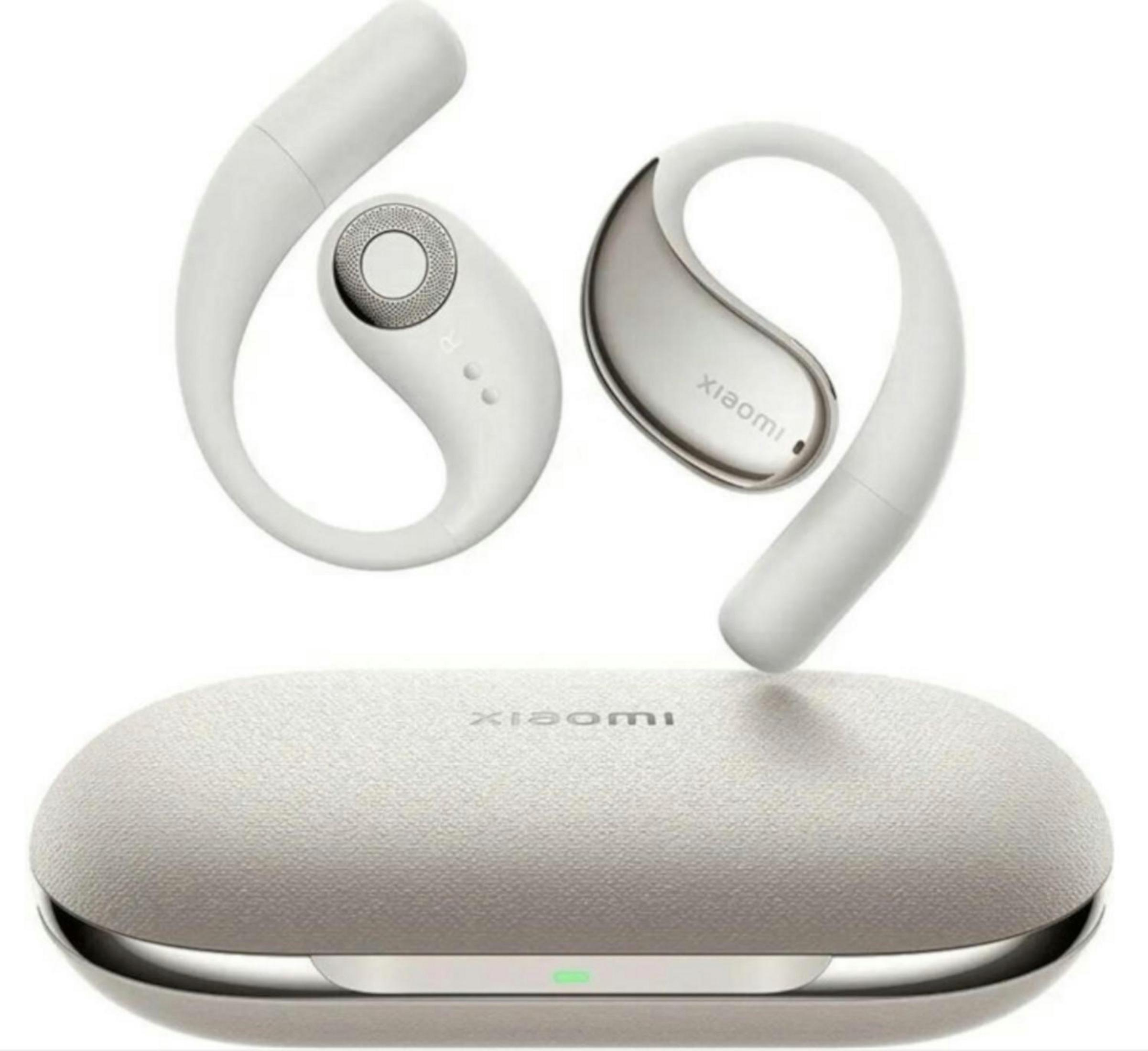 Weiße Xiaomi-Ohrhörer und Ladecase auf weißer Oberfläche. Ohrhörer sind offen und sichtbar.