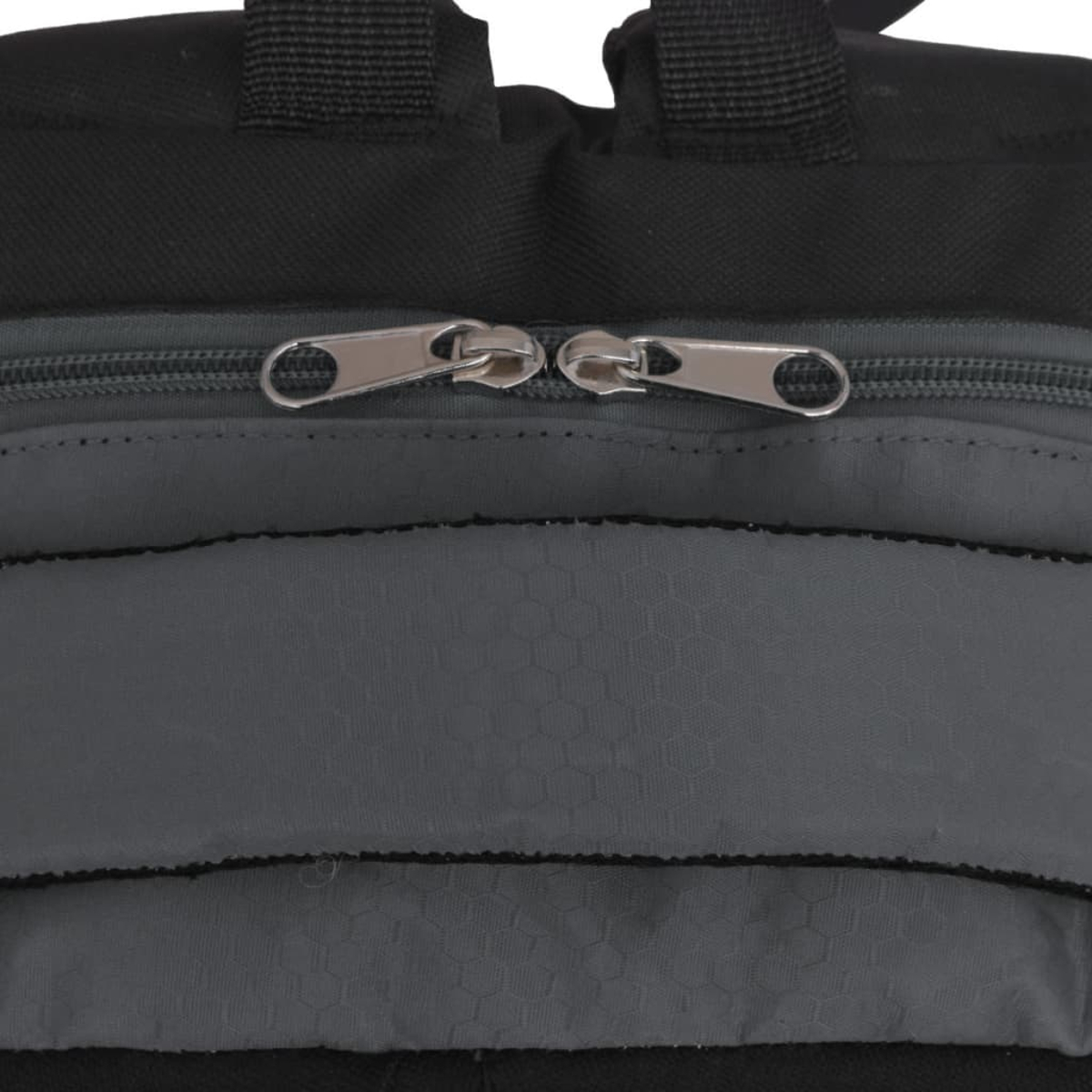 Reißverschlüsse des Rucksacks auf grauem und schwarzem Stoff geschlossen.