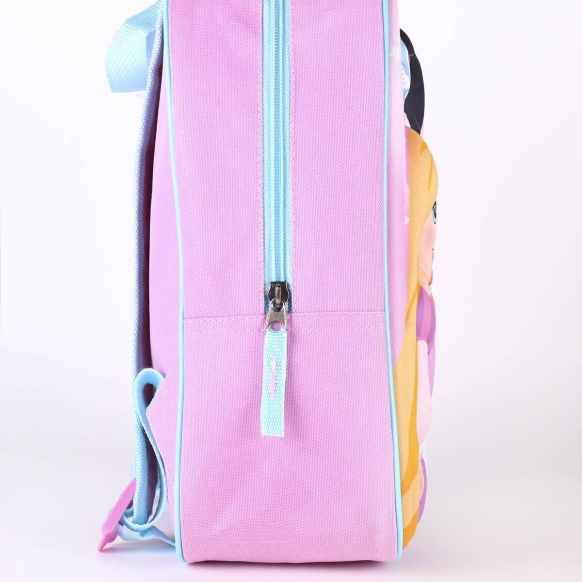 Mochila rosa con cremallera y un personaje de dibujos animados en el lateral.