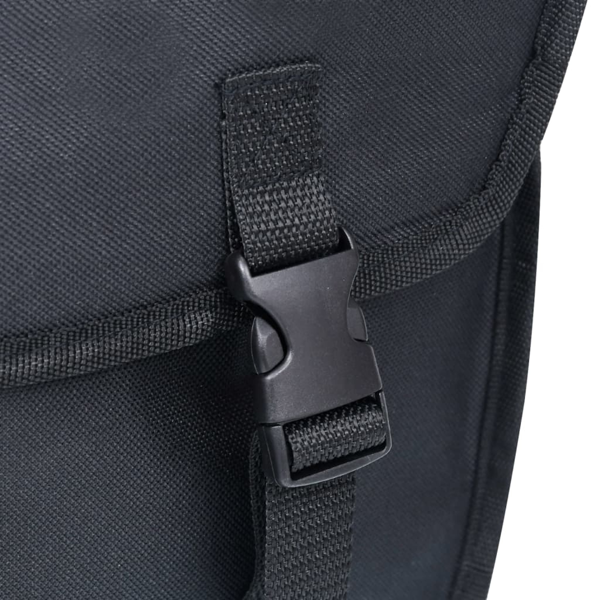 Schwarze Stofftasche mit schwarzer Kunststoffschnalle.