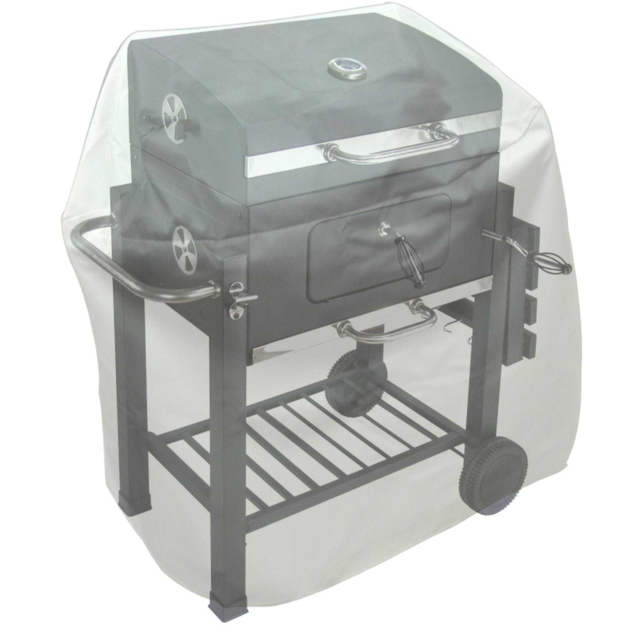 Abgedeckter Holzkohlegrill mit schwarzem Gehäuse, Edelstahlgriffen und Rädern auf weiß.