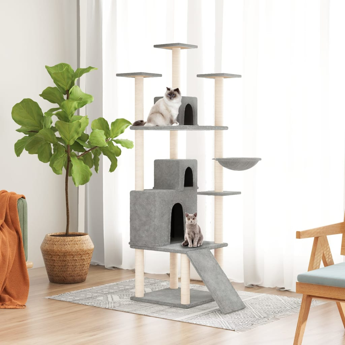 Ein großer Katzenbaum mit zwei Katzen und einer Pflanze in einem Topf.