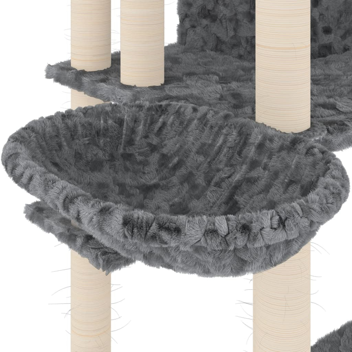 Nahaufnahme eines grauen Kratzbaums. Weiche, flauschige Oberflächen und beige Pfosten.