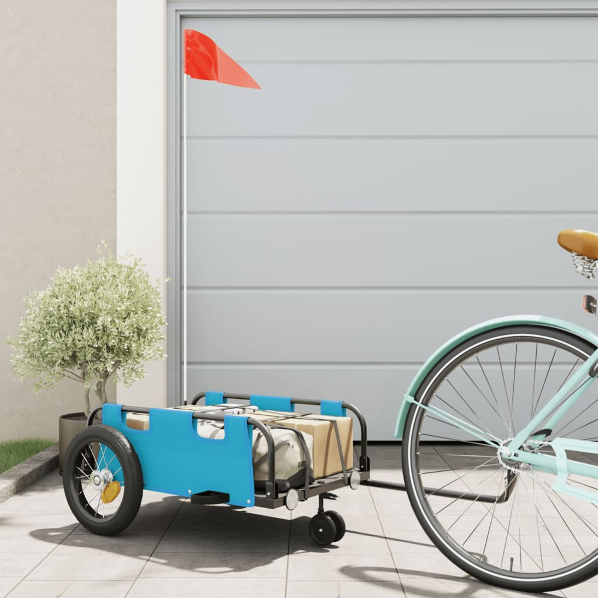 Ein Fahrrad, das einen blauen Anhänger mit Kisten zieht. Eine rote Flagge am Anhänger.