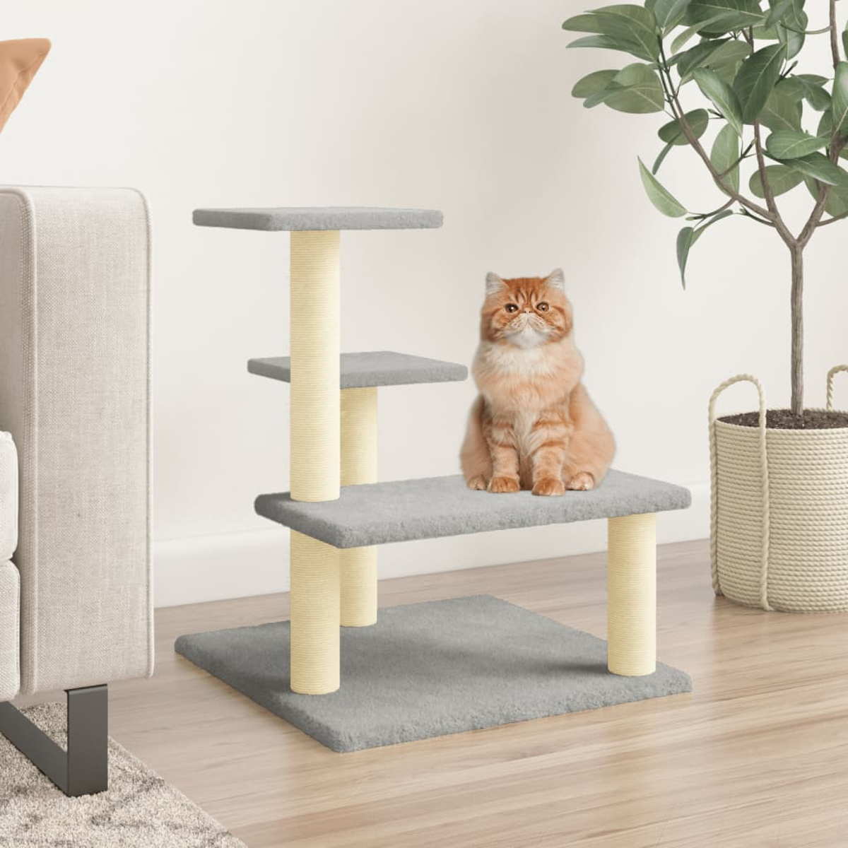 Orange Katze auf grauem Kratzbaum. Beige Pfosten, drei Ebenen. Sofa und Pflanze im Hintergrund.