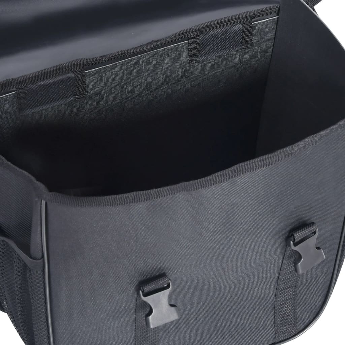 Schwarzer Tascheninnenraum. Die Tasche hat ein Hauptfach und zwei Schnallen.