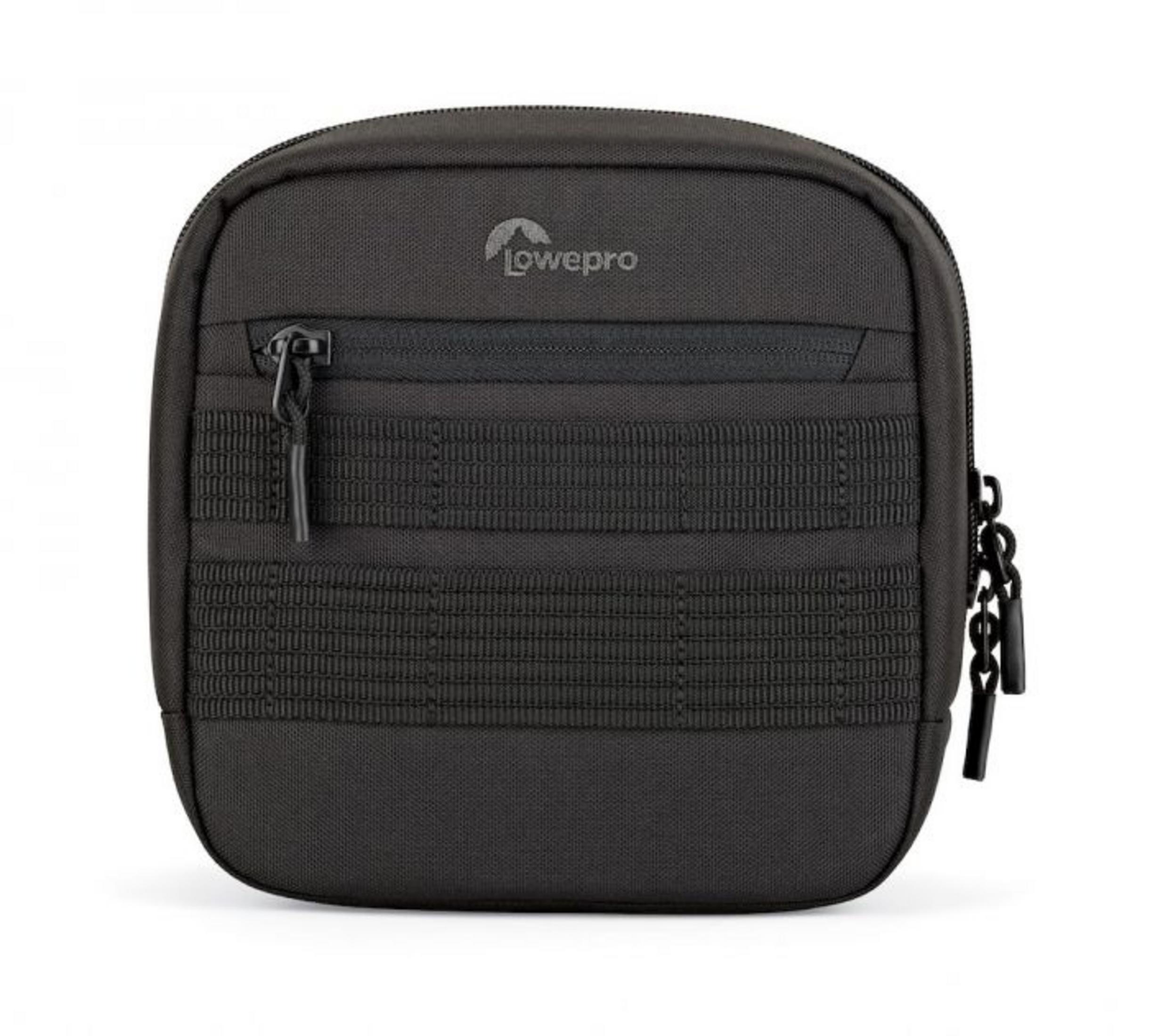 Schwarze Lowepro Kameratasche, rechteckig mit abgerundeten Ecken und Reißverschluss, auf weißem Hintergrund.