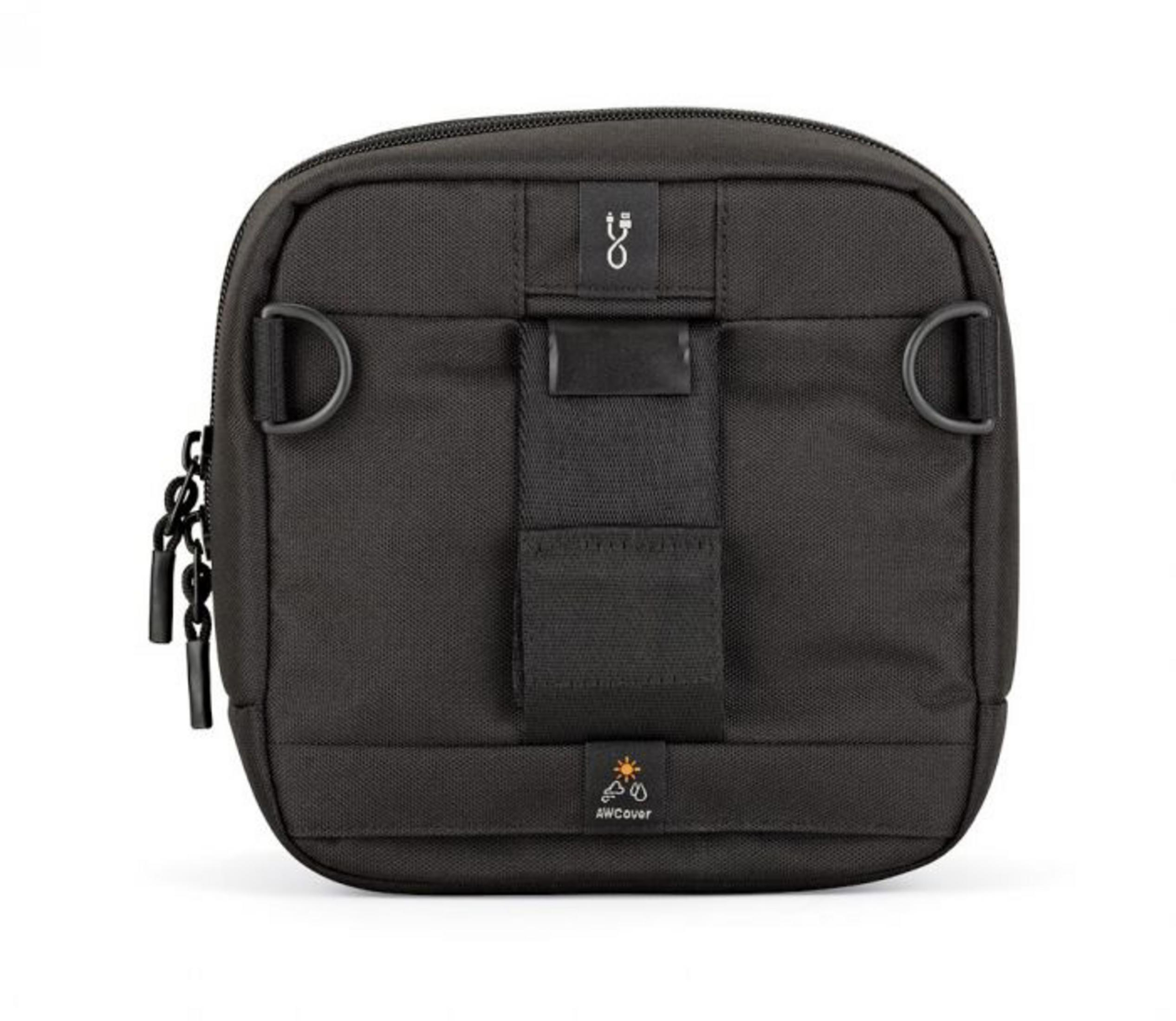 Schwarze Lowepro Kameratasche, mit oberem Griff, Reißverschlüssen und Logo. Auf weißem Hintergrund.