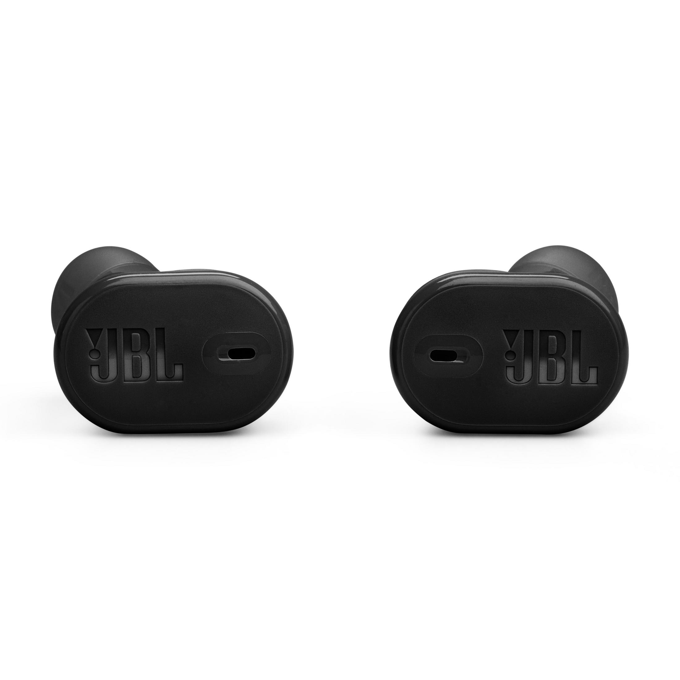 Due auricolari JBL neri. Sono vicini e rivolti allo spettatore.