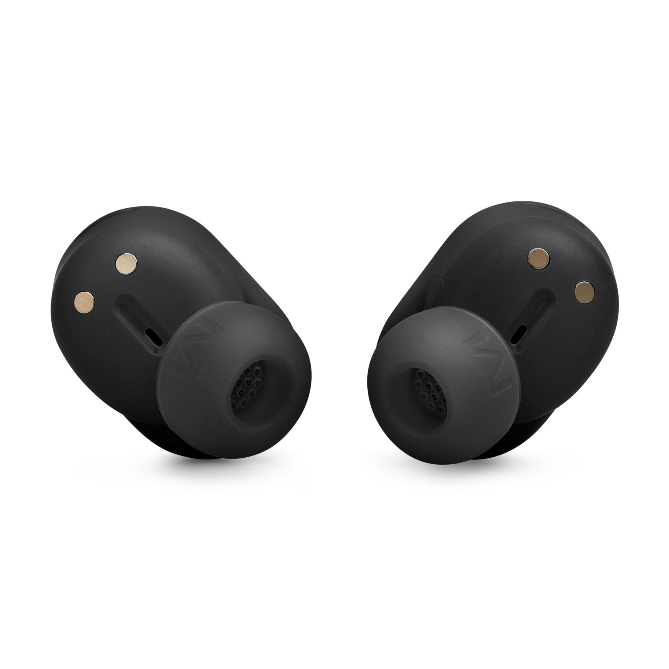 Due auricolari wireless neri. Gli auricolari hanno una forma rotonda e sono rivolti verso la fotocamera.