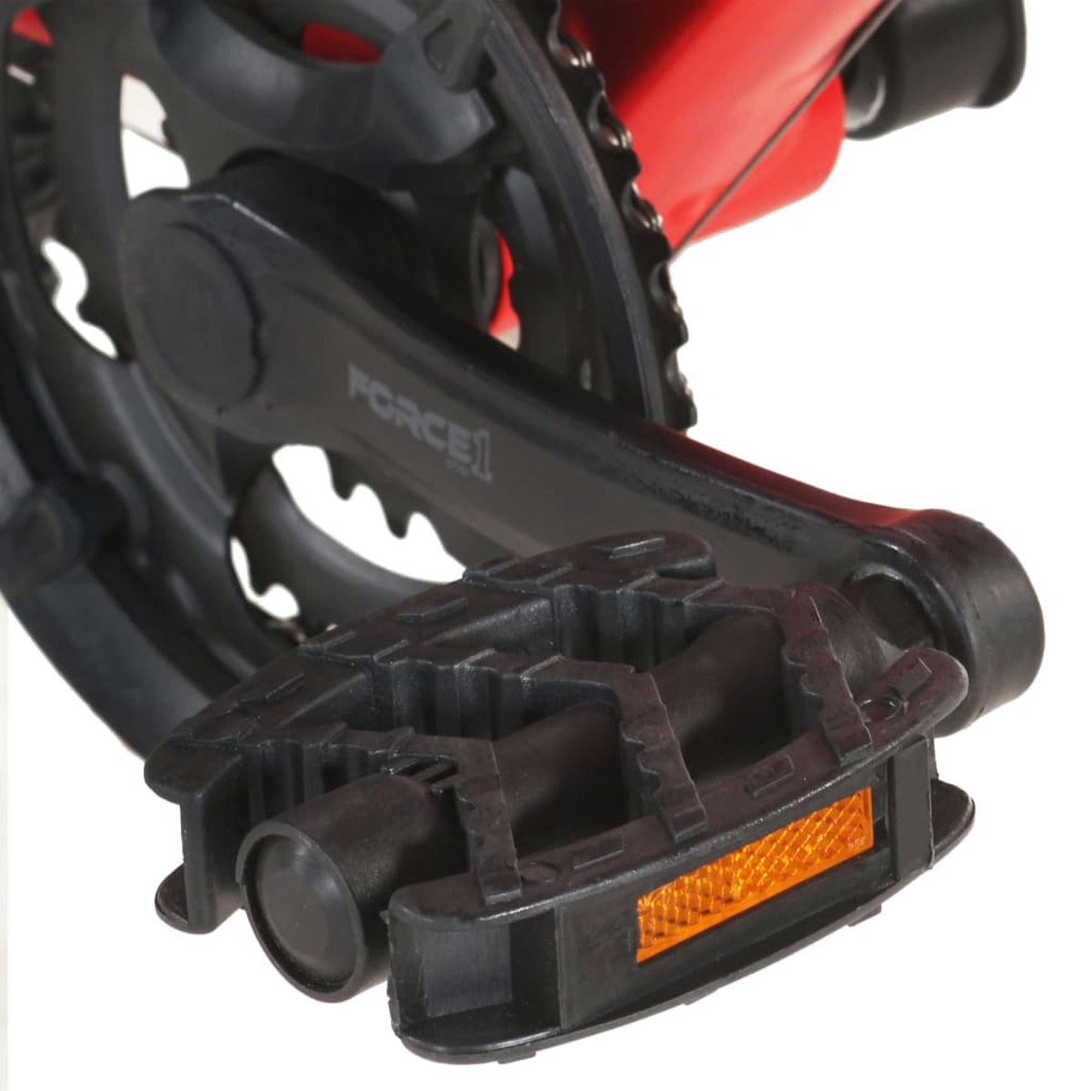 Ein Fahrradpedal mit schwarzem Rahmen und orangefarbenem Reflektor, Nahaufnahme vor weißem Hintergrund.