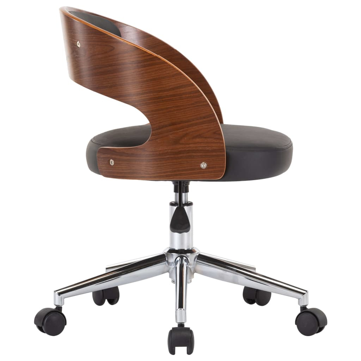 Ein moderner Bürostuhl mit Holzrückenlehne, schwarzem Sitz und Chromfuß mit Rollen, isoliert.