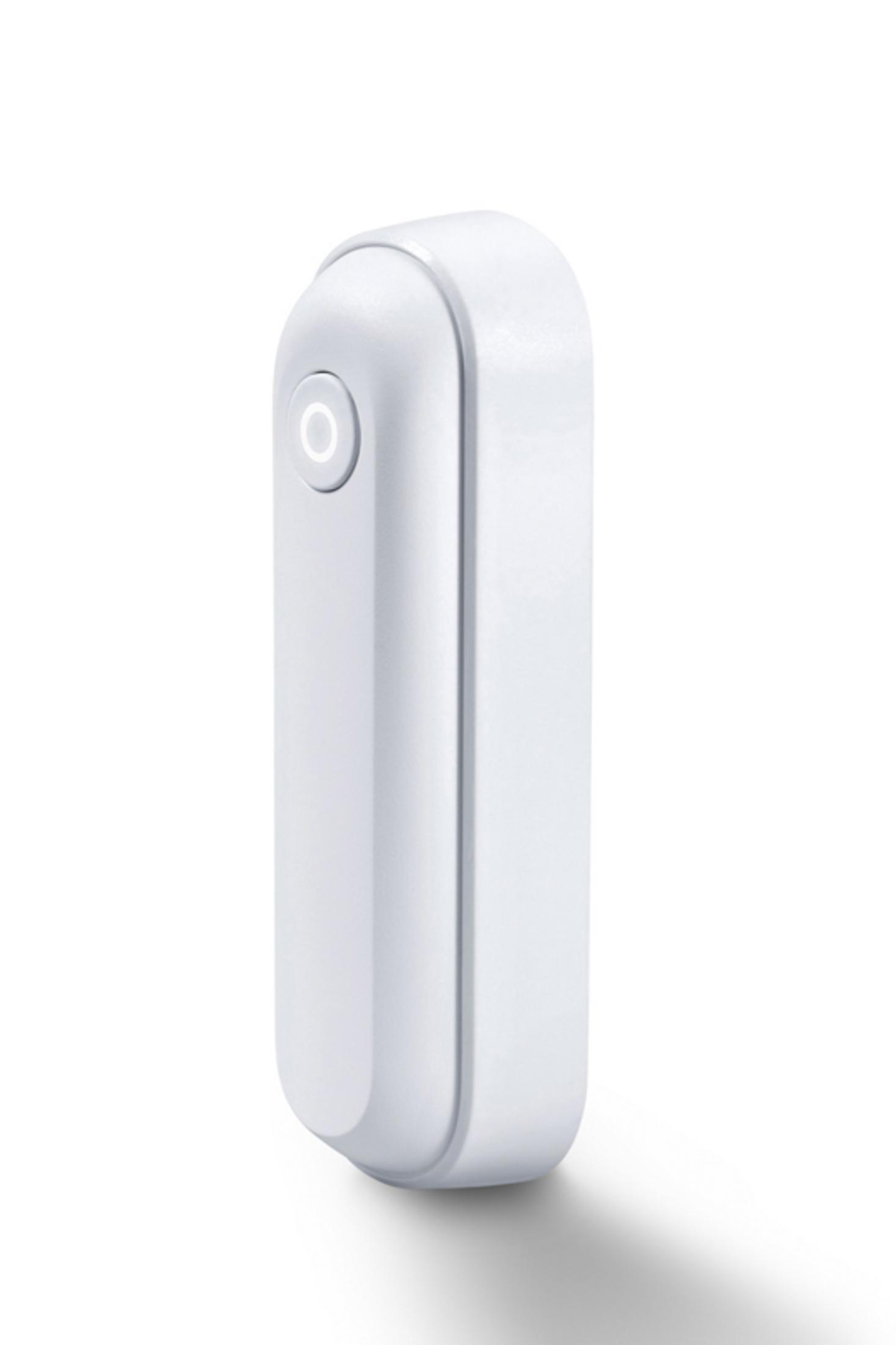 Białe prostokątne urządzenie z okrągłym przyciskiem. Ma zaokrąglony kształt i jest na białym tle.