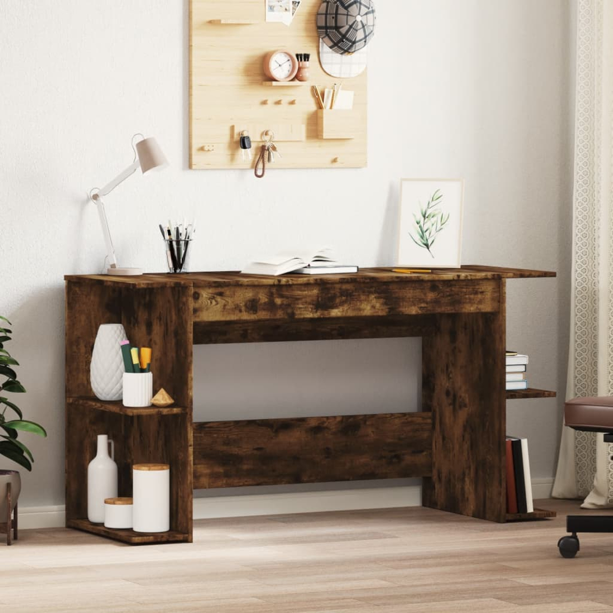 Brauner Schreibtisch mit Regalen, Lampe und Gegenständen. Es ist ein Holzschreibtisch mit Gegenständen darauf. Weißer Wandhintergrund.