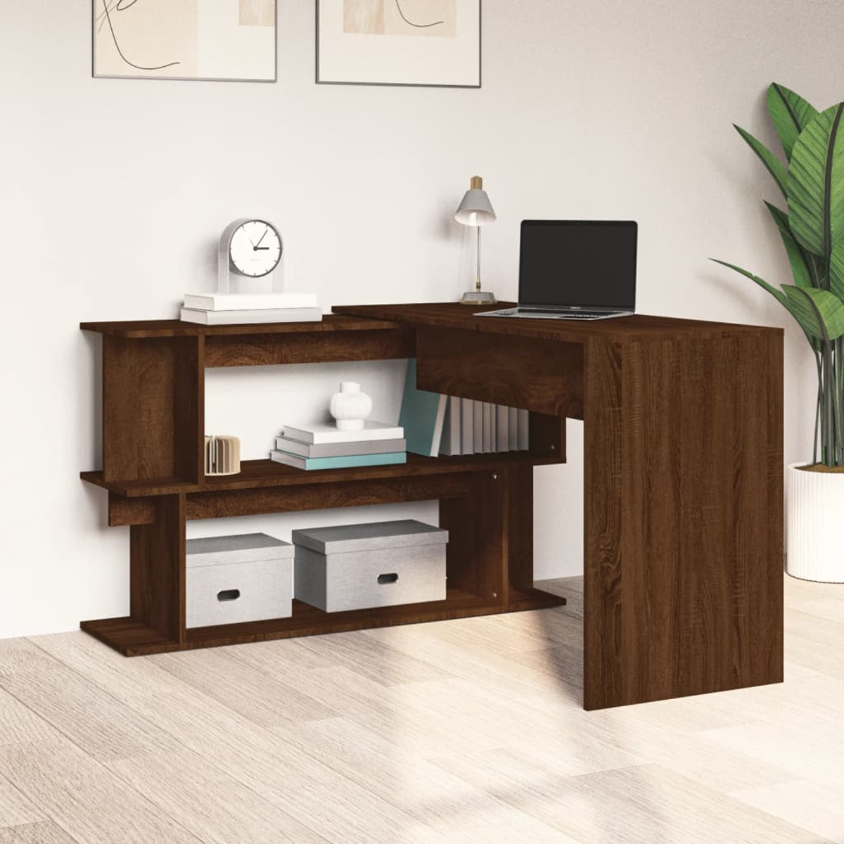 Brauner Eckschreibtisch aus Holz mit Regalen, einem Laptop, einer Lampe, Büchern und Dekorationen.