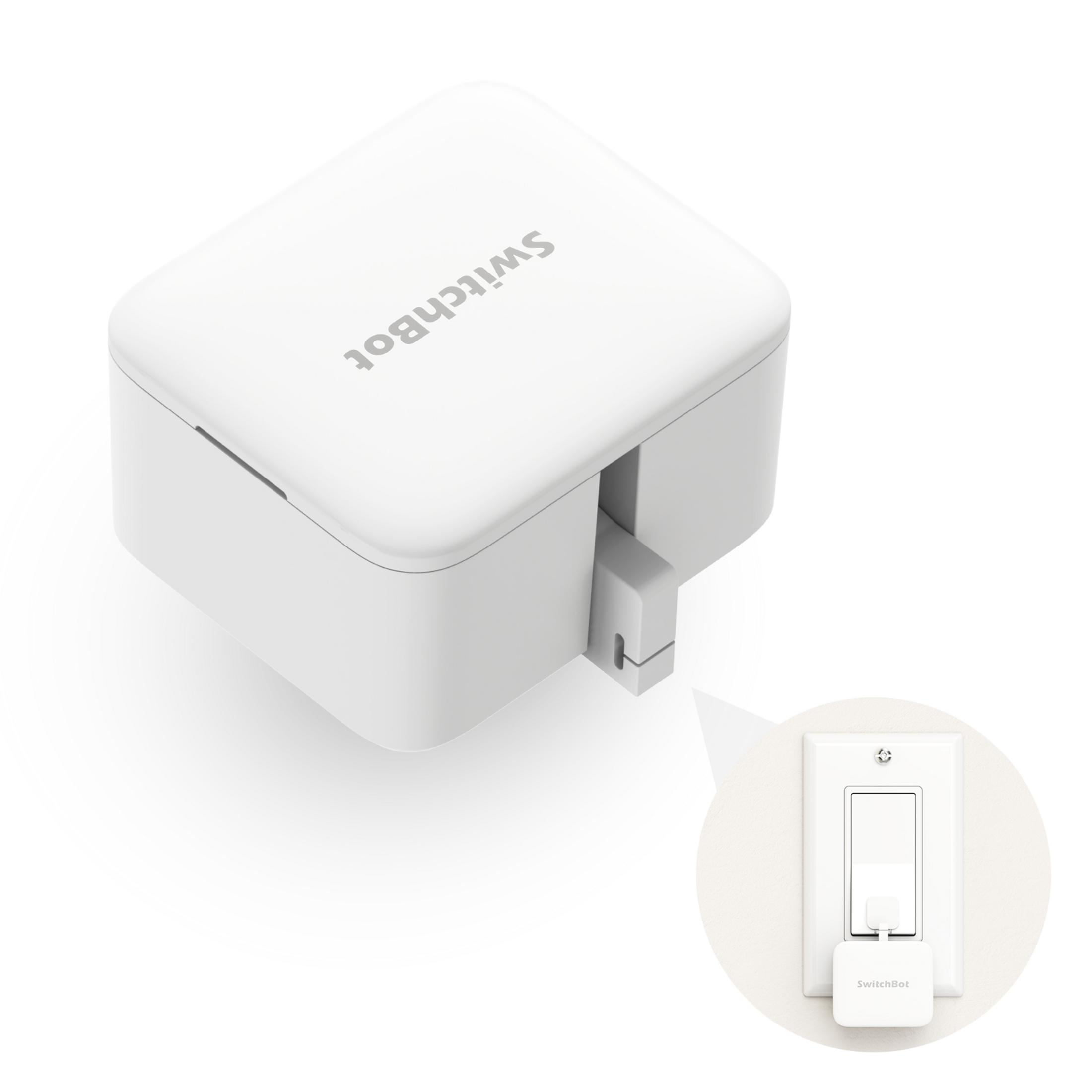 Weißes SwitchBot-Gerät mit Plug-in-Funktion neben einem Wandschalter.