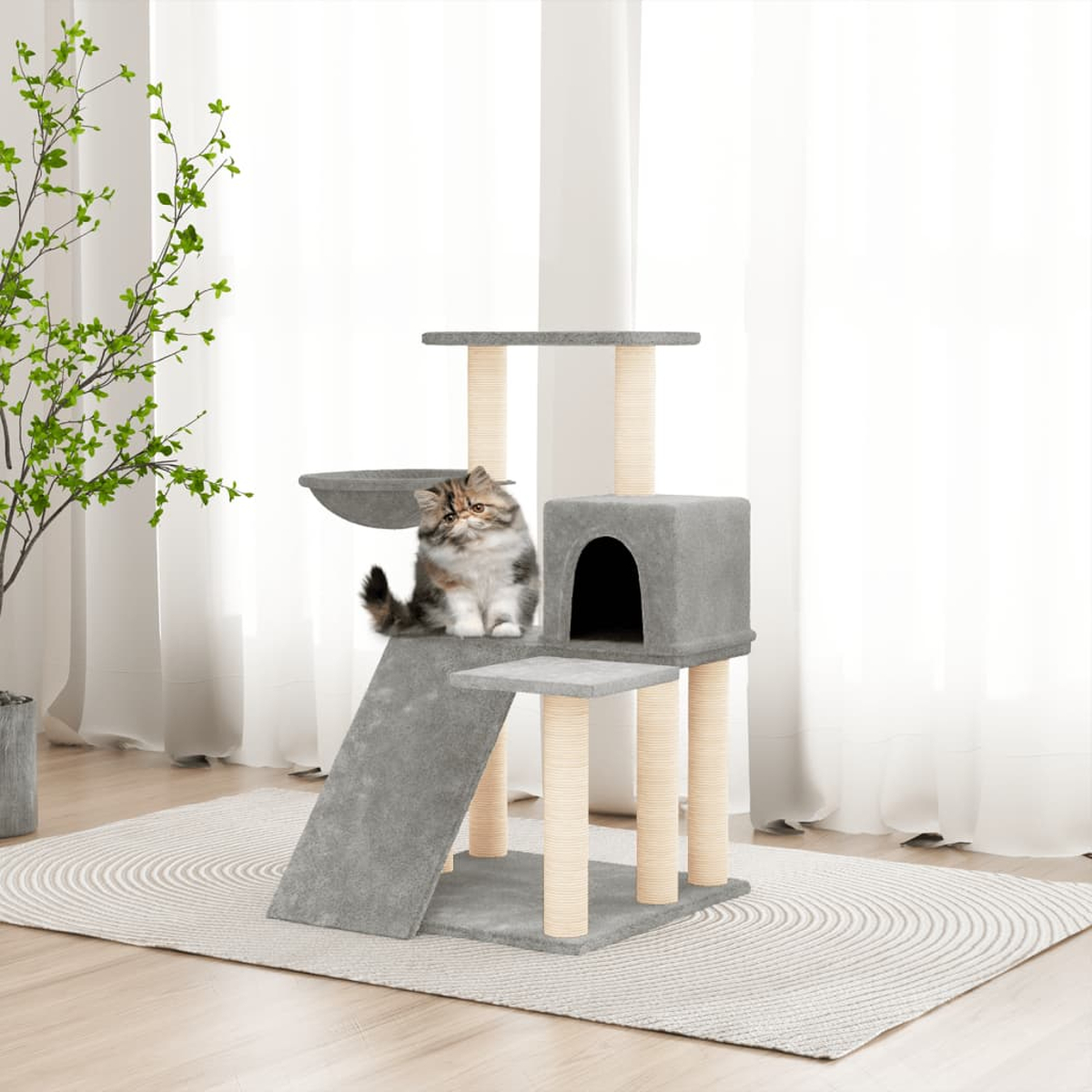 Eine Katze auf einem grauen Katzenturm mit Rampe, Bett und Sitzplatz.