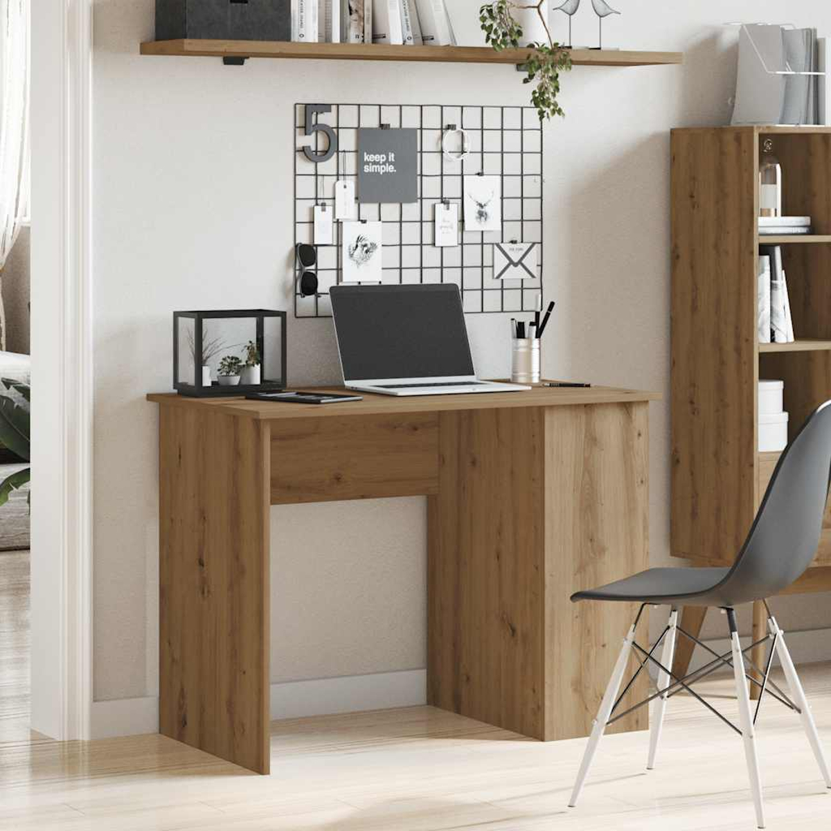 Holzschreibtisch mit Laptop, Stifthalter und Zubehör. Rechts ein Stuhl. Hintergrund: Regal und Wand.