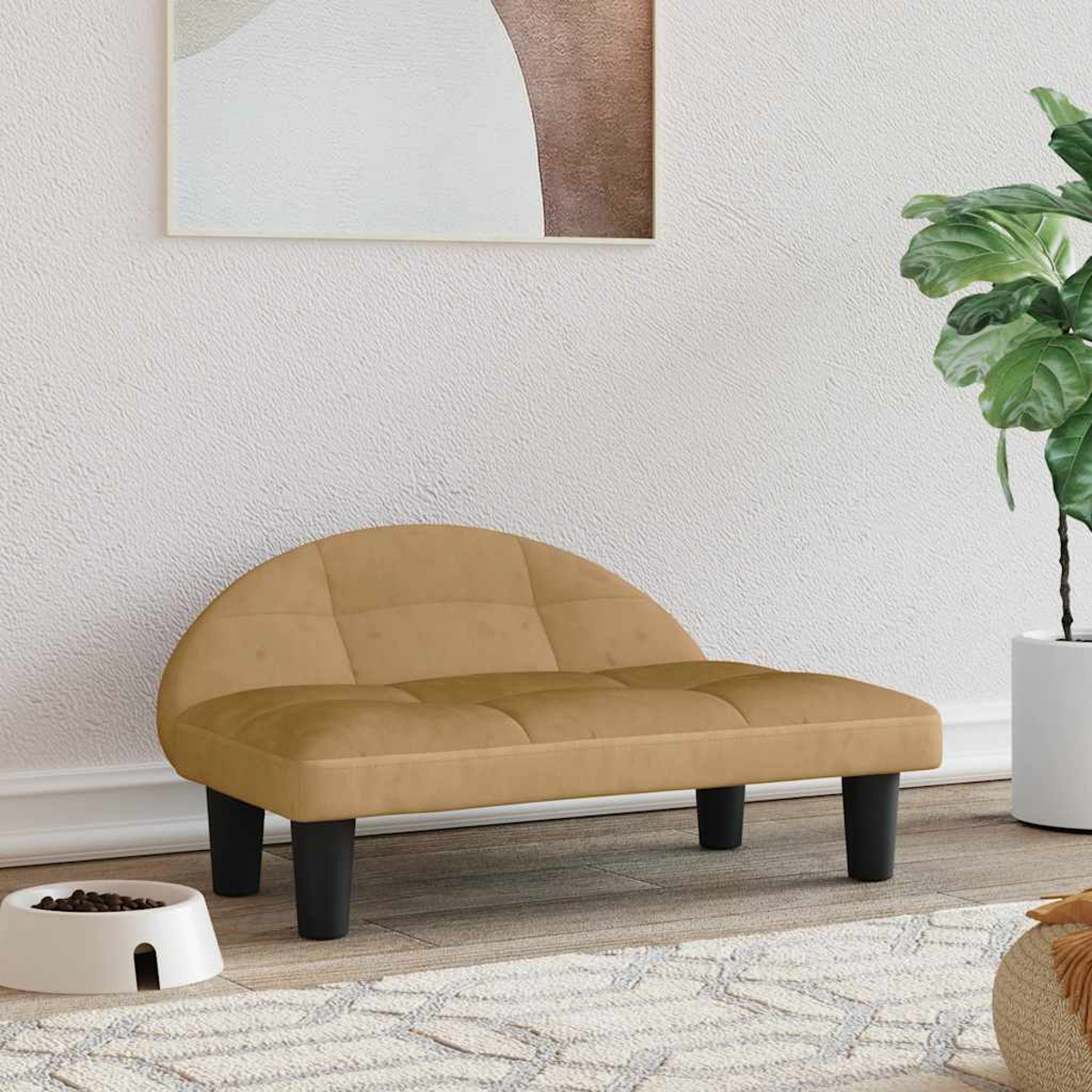 Ein kleines, hellbraunes Sofa mit schwarzen Beinen. Eine Futterschale und eine Pflanze stehen daneben.