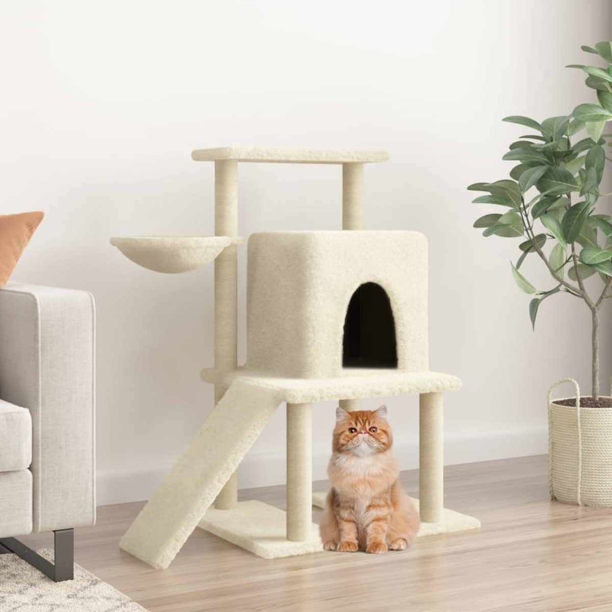 Ein beiger Katzenbaum mit einer Katze. Die Katze ist orange und schaut in die Kamera.