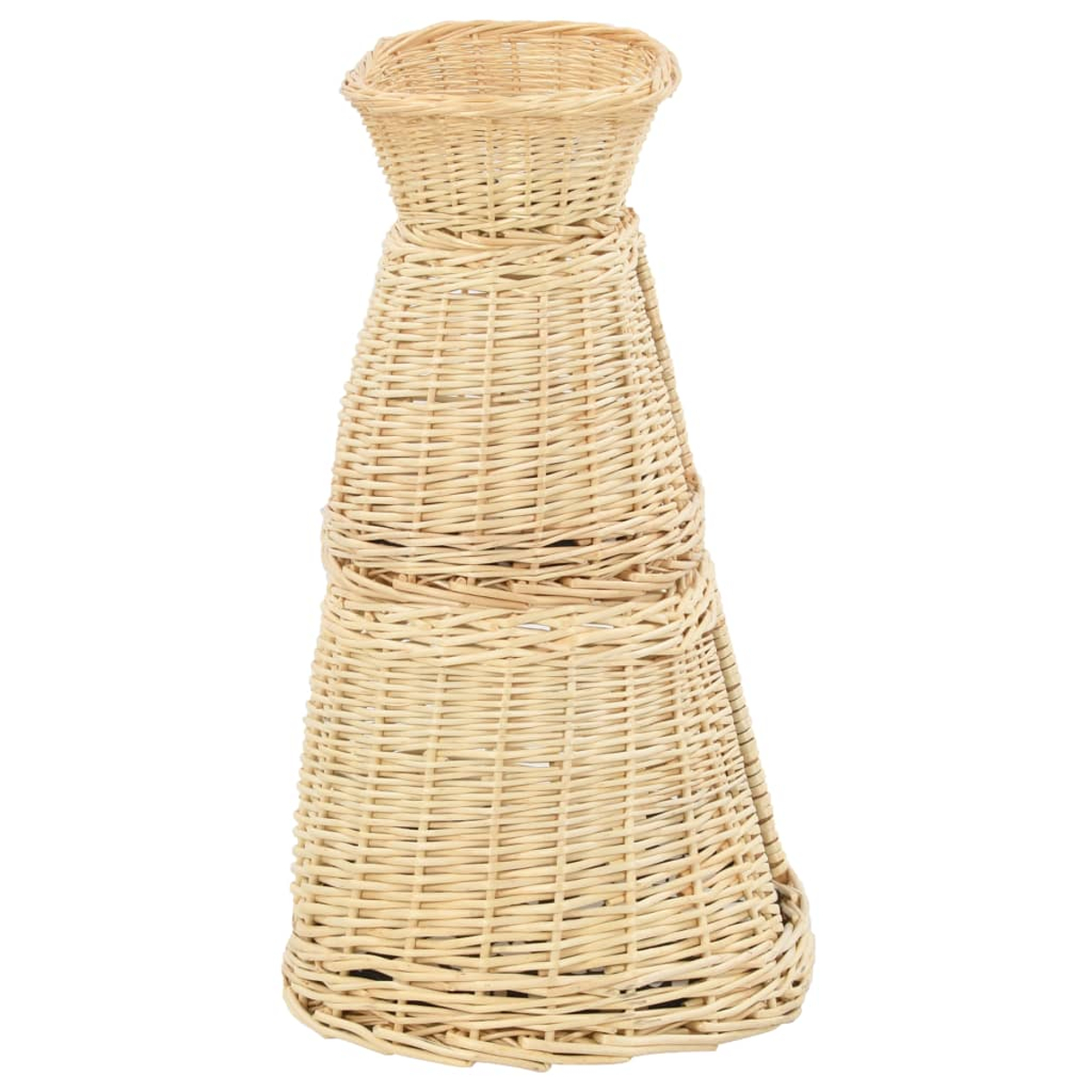 Eine gewebte Rattanvase mit ausgestellter Form, vor weißem Hintergrund.