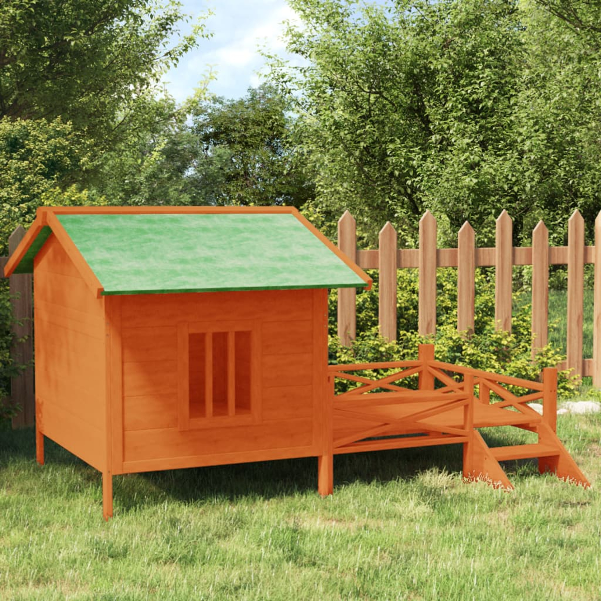 Hundehütte aus Holz, orangefarben, grünes Dach, kleines Fenster. Im Garten mit grünem Gras.