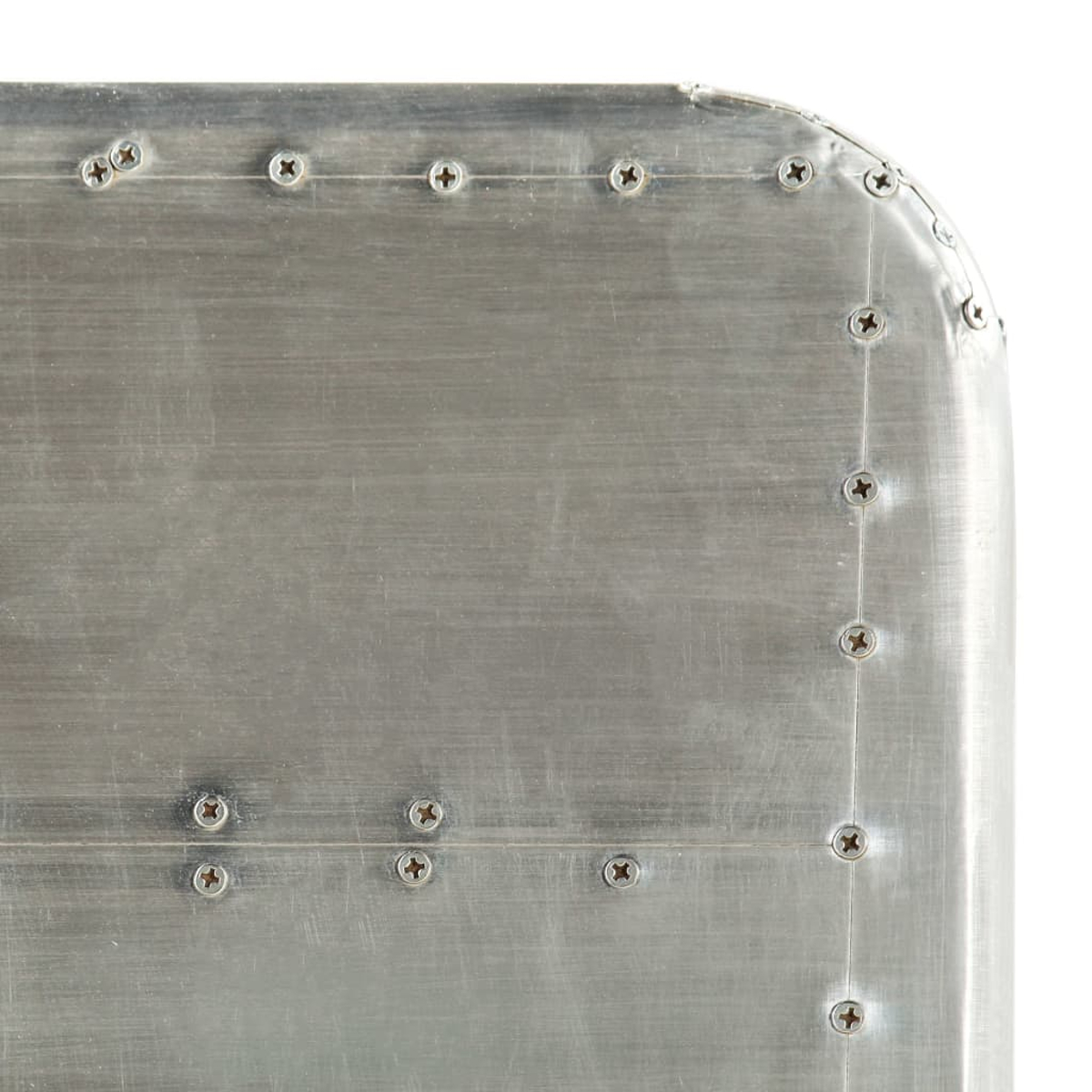 Nahaufnahme einer Metallplatte mit Schrauben an den Ecken. Das Metall ist silber und glänzend.