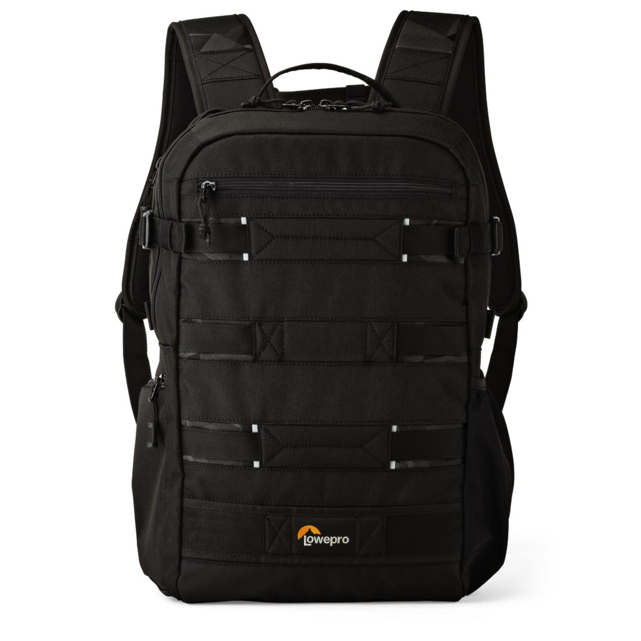 Schwarzer Rucksack mit vielen Gurten, Schnallen und einem Logo unten. Marke Lowepro.