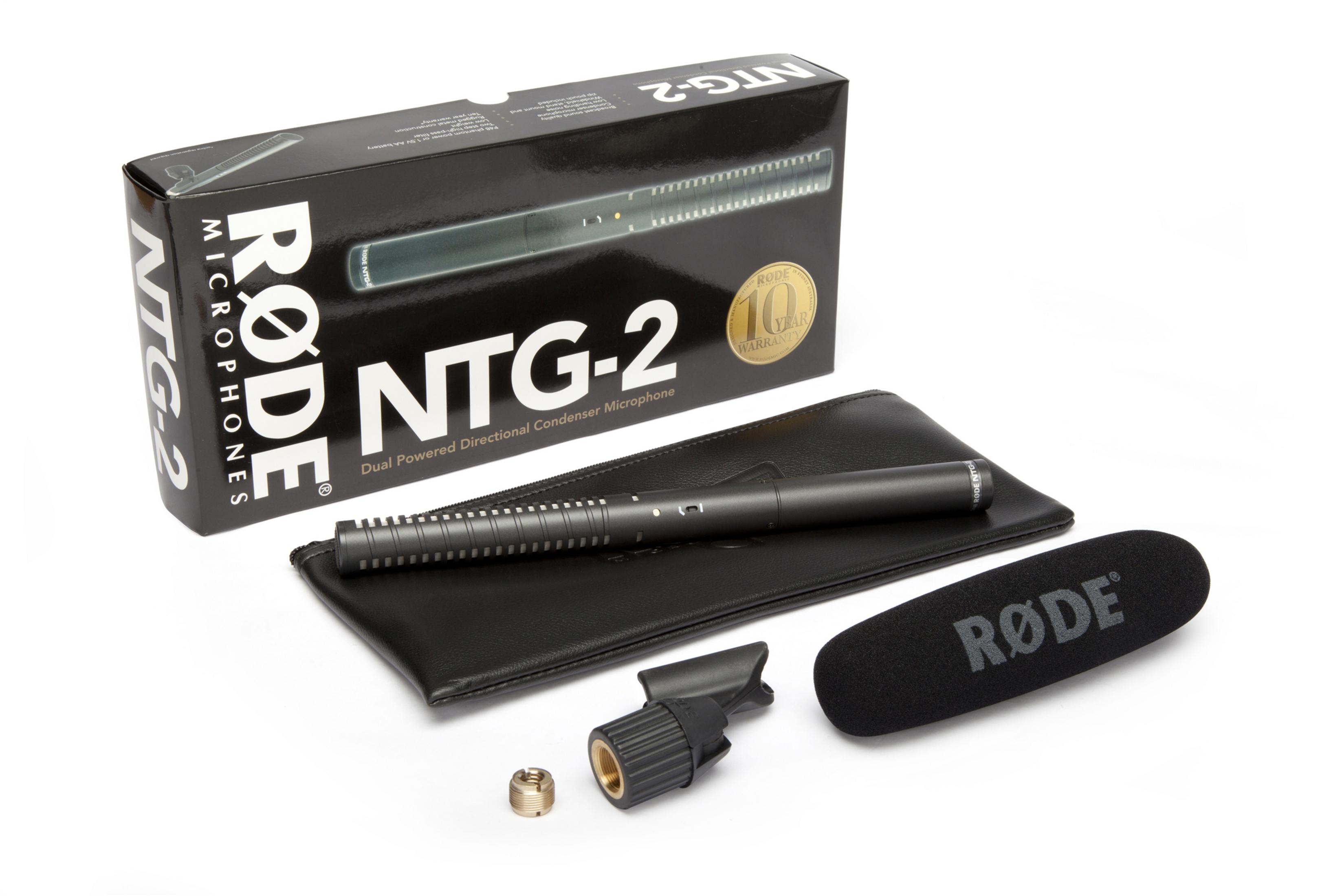 Microfono RØDE NTG-2 con accessori in una scatola. Il microfono è nero, ha una copertura in schiuma.