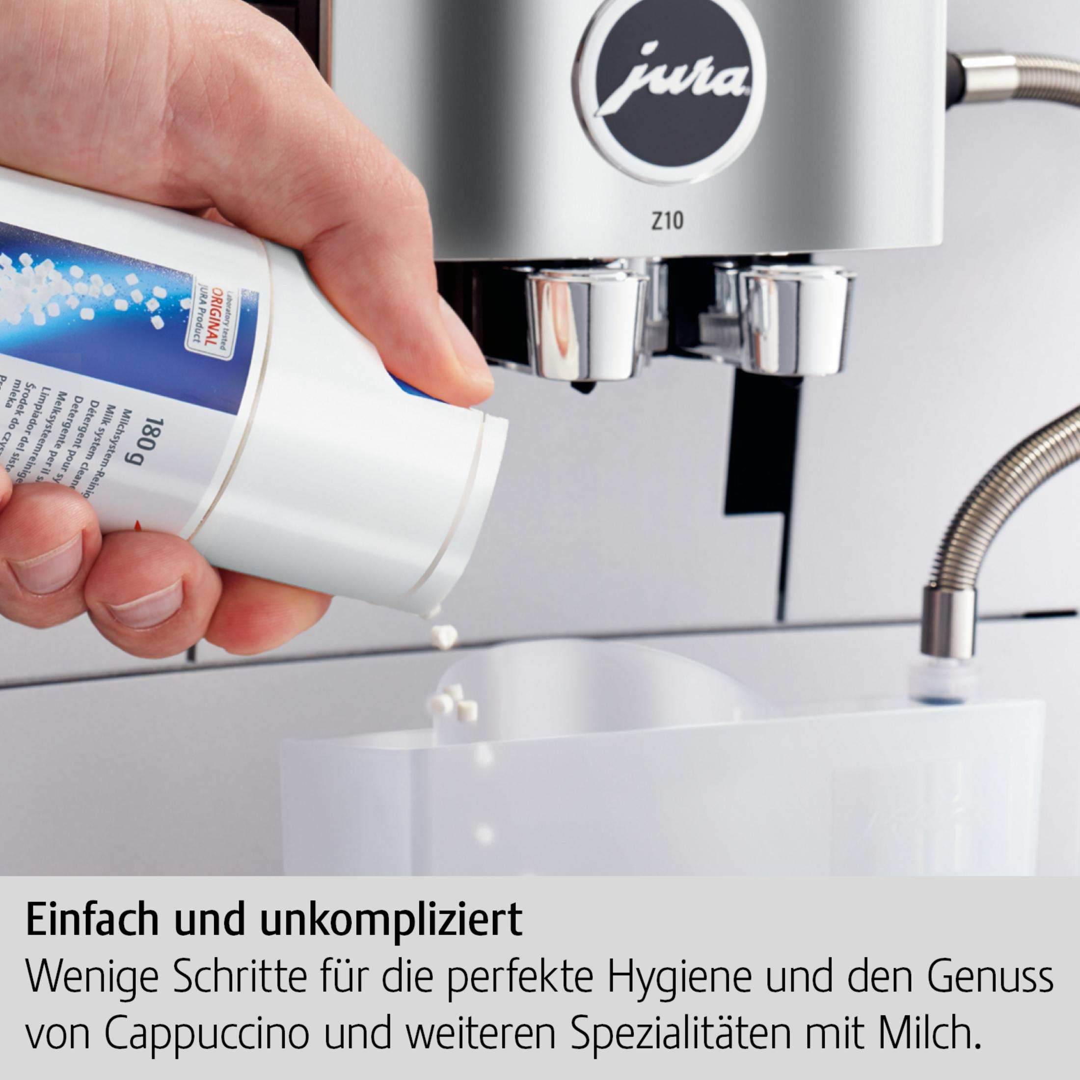 Osoba wlewa tabletki czyszczące do ekspresu do kawy Jura Z10. Białe tło.