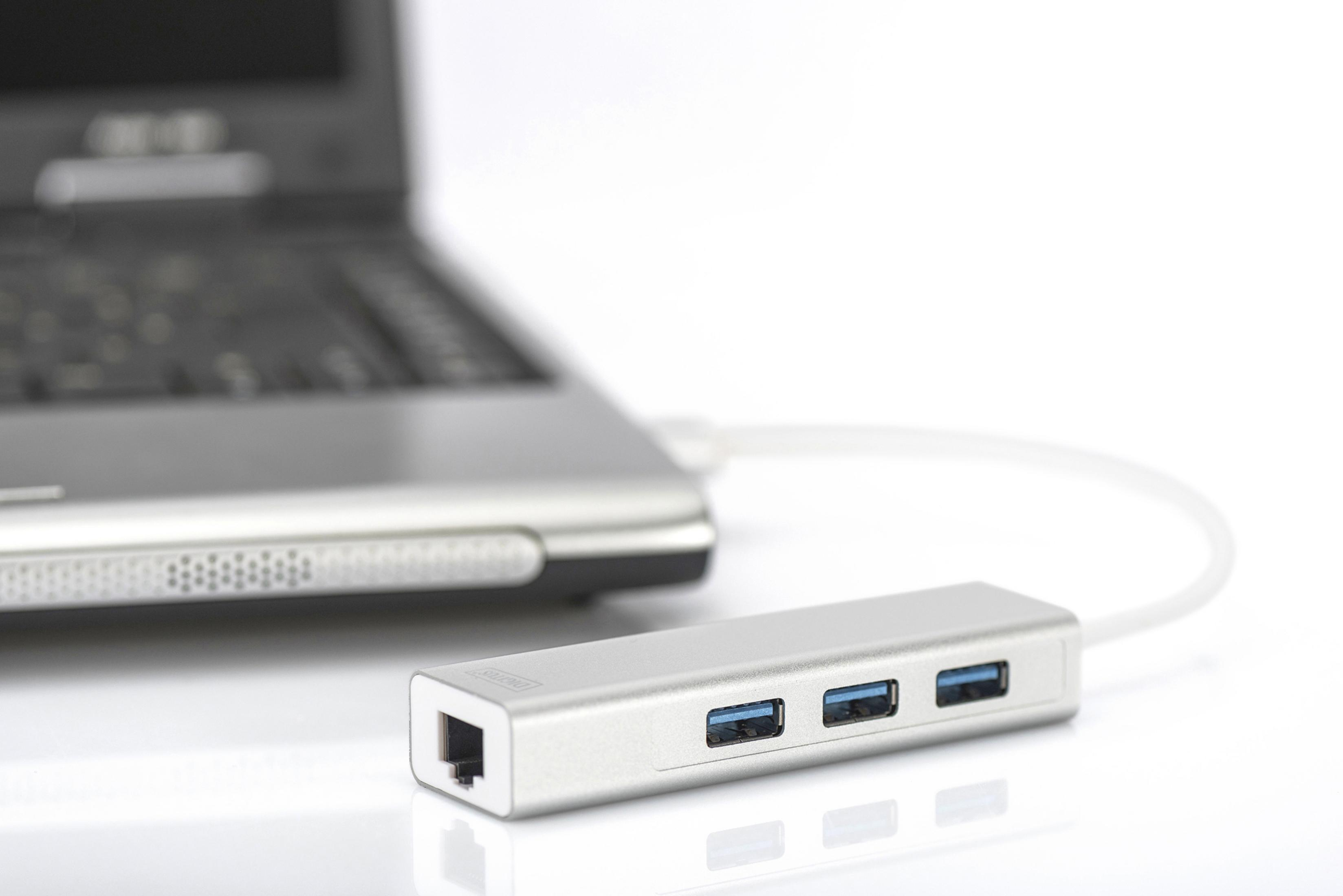 Laptop con hub USB collegato. L'hub ha 3 porte USB e una porta di rete. Sfondo bianco.