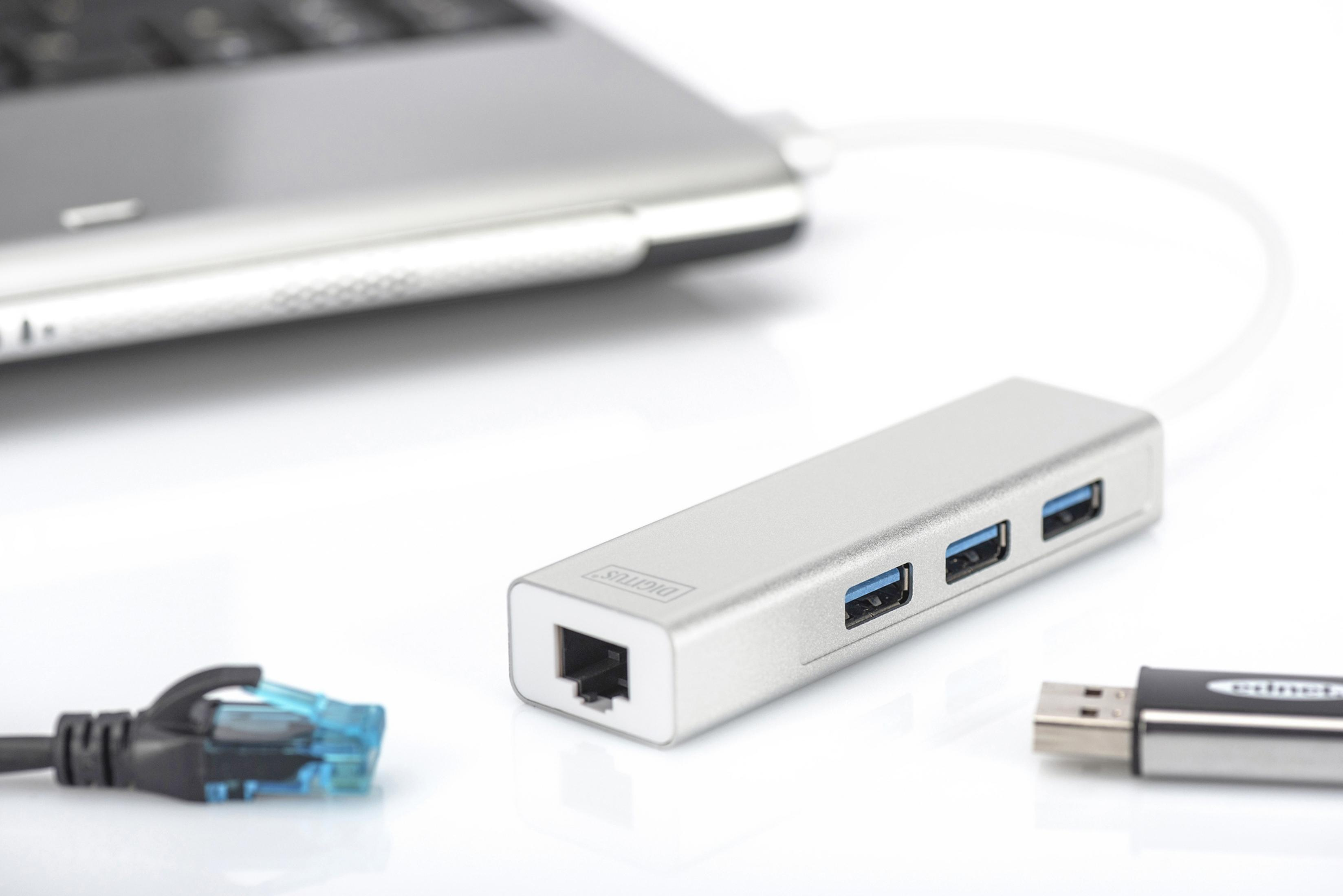 Hub USB argento con tre porte USB e una porta Ethernet, collegato a un laptop.