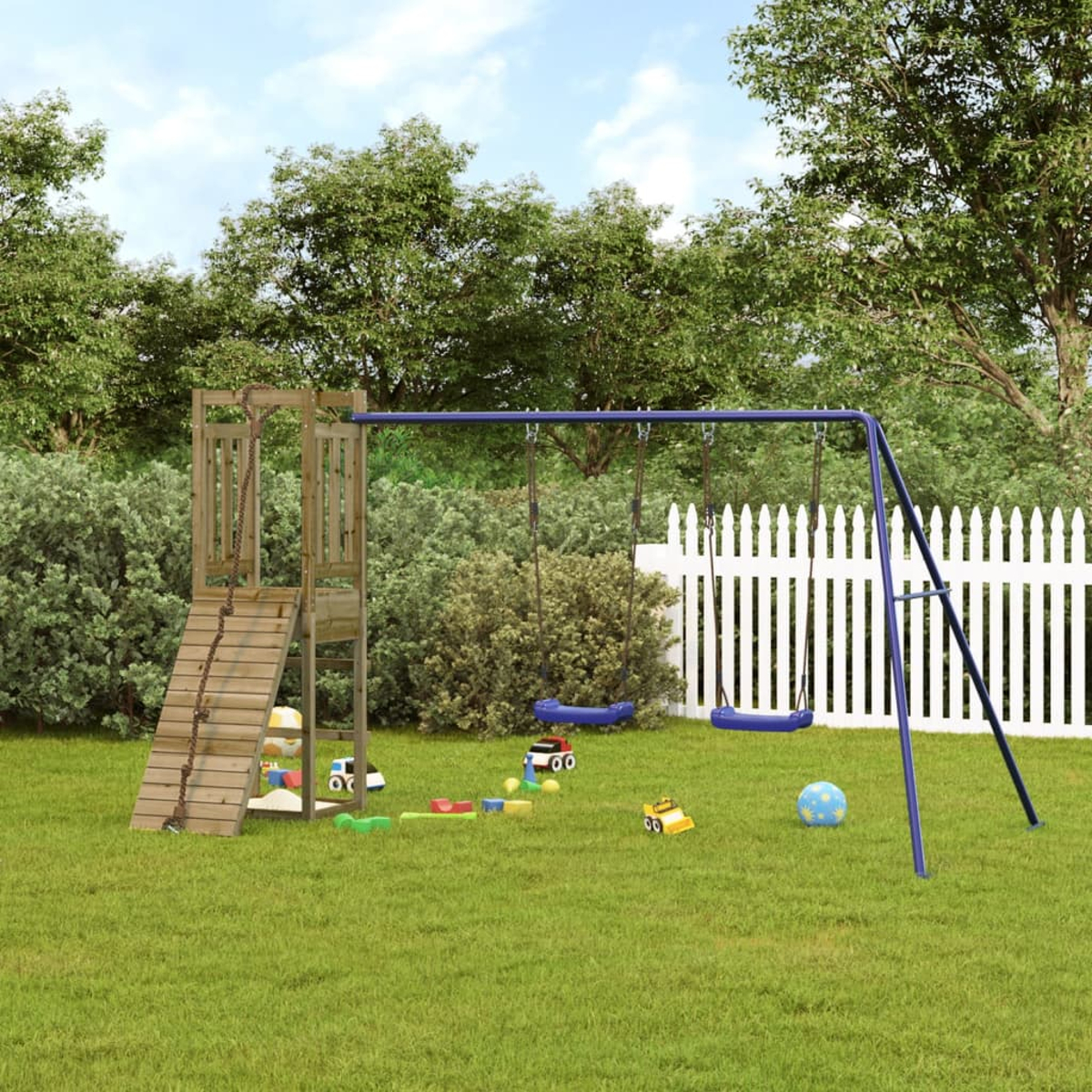 Ein Spielplatz mit Schaukel, Rutsche und Spielzeug auf grünem Gras, mit Bäumen und einem weißen Zaun im Hintergrund.