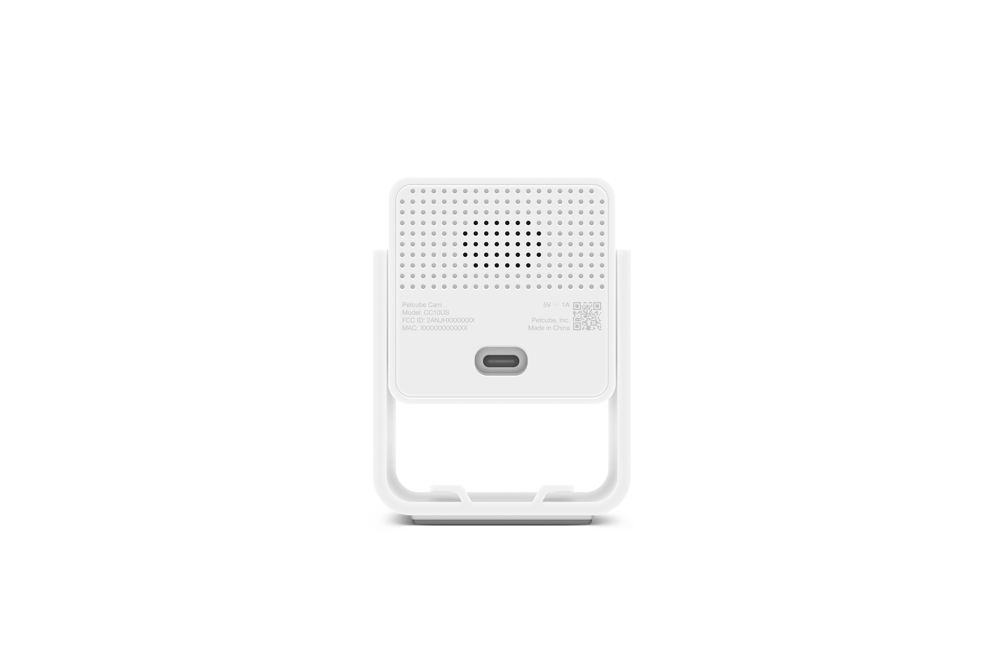 Die Rückseite einer weißen Petcube-Kamera mit USB-Anschluss und Informationsetiketten.