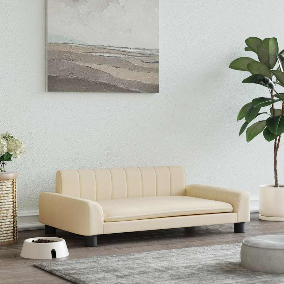 Cremefarbenes Hundesofa, weiße Schüssel und Pflanze im Hintergrund.
