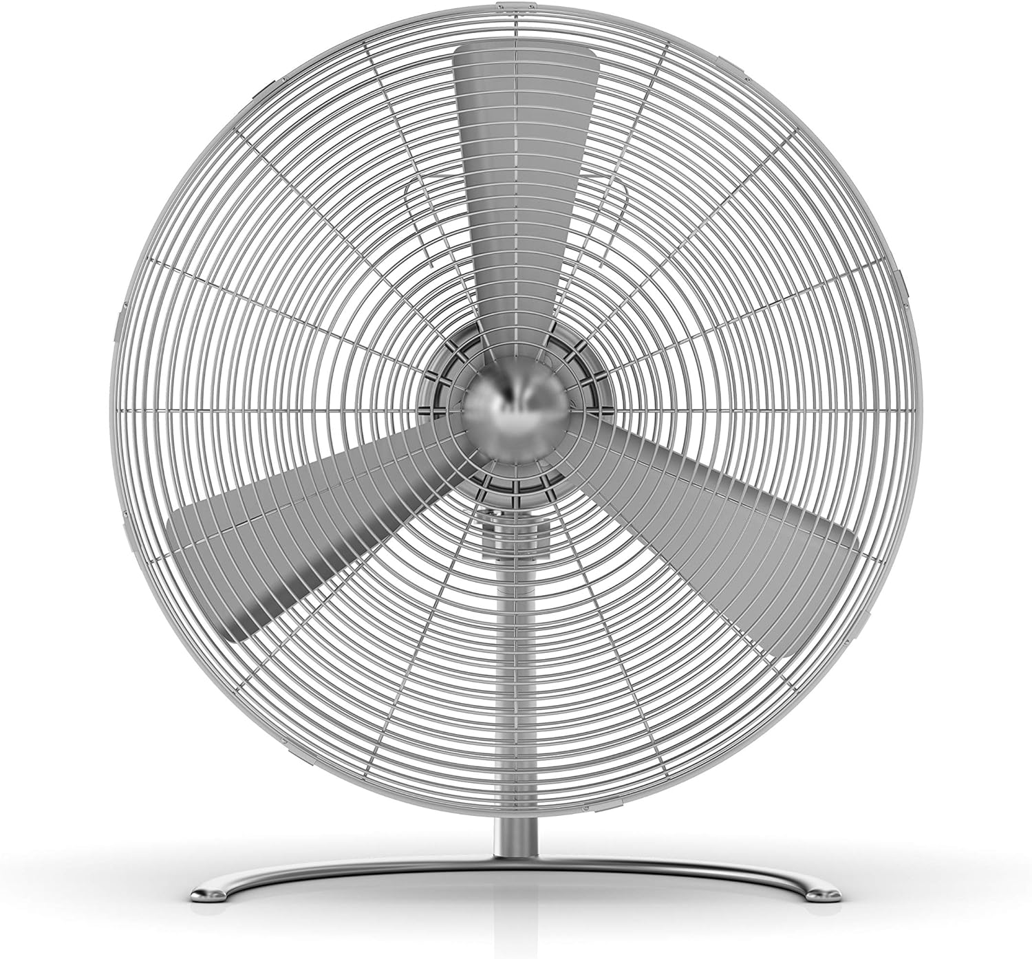 Ventilateur électrique argenté à trois pales. Le ventilateur a un design circulaire avec un socle.