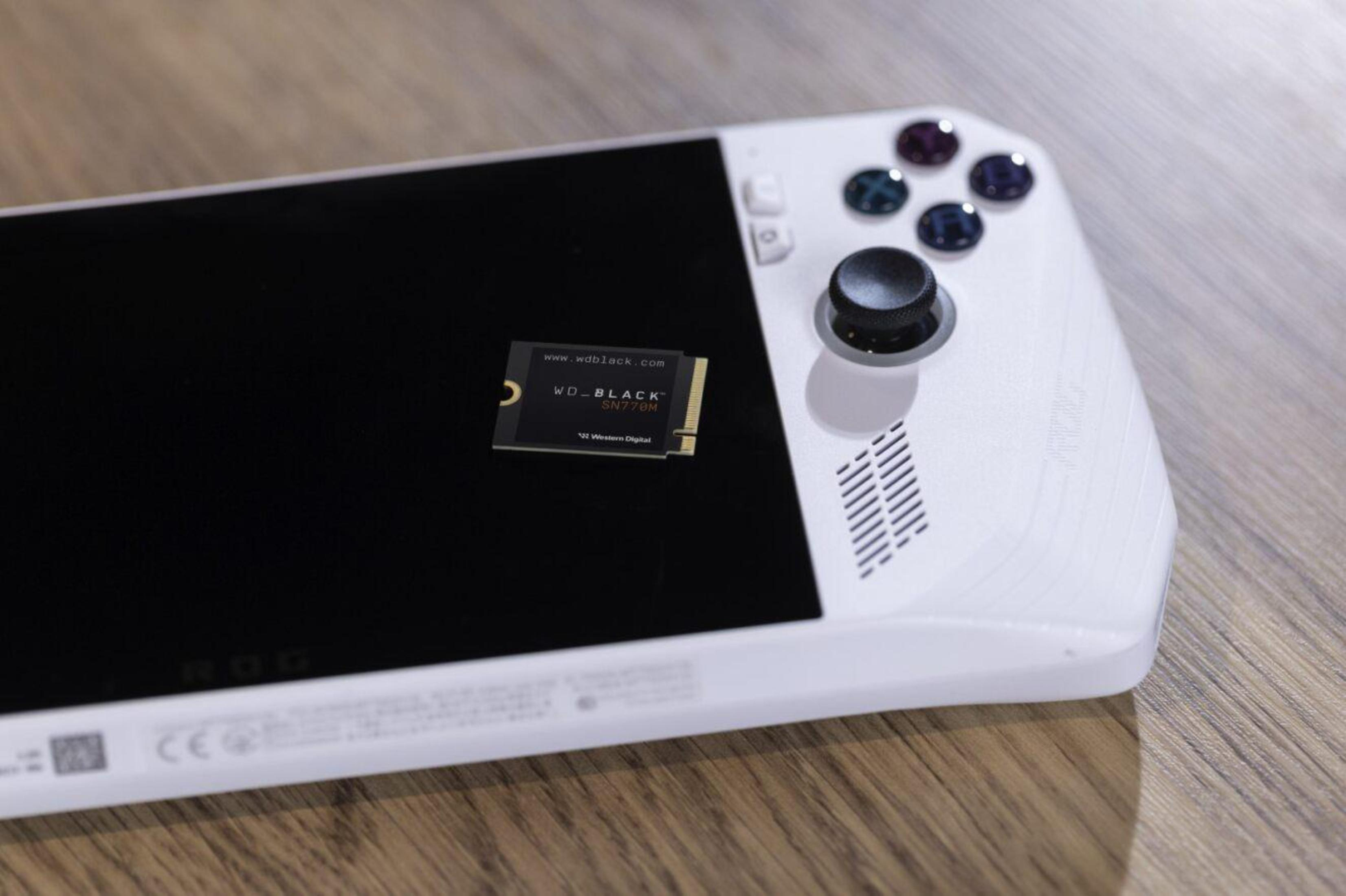 Dispositivo di gioco portatile bianco con SSD.
