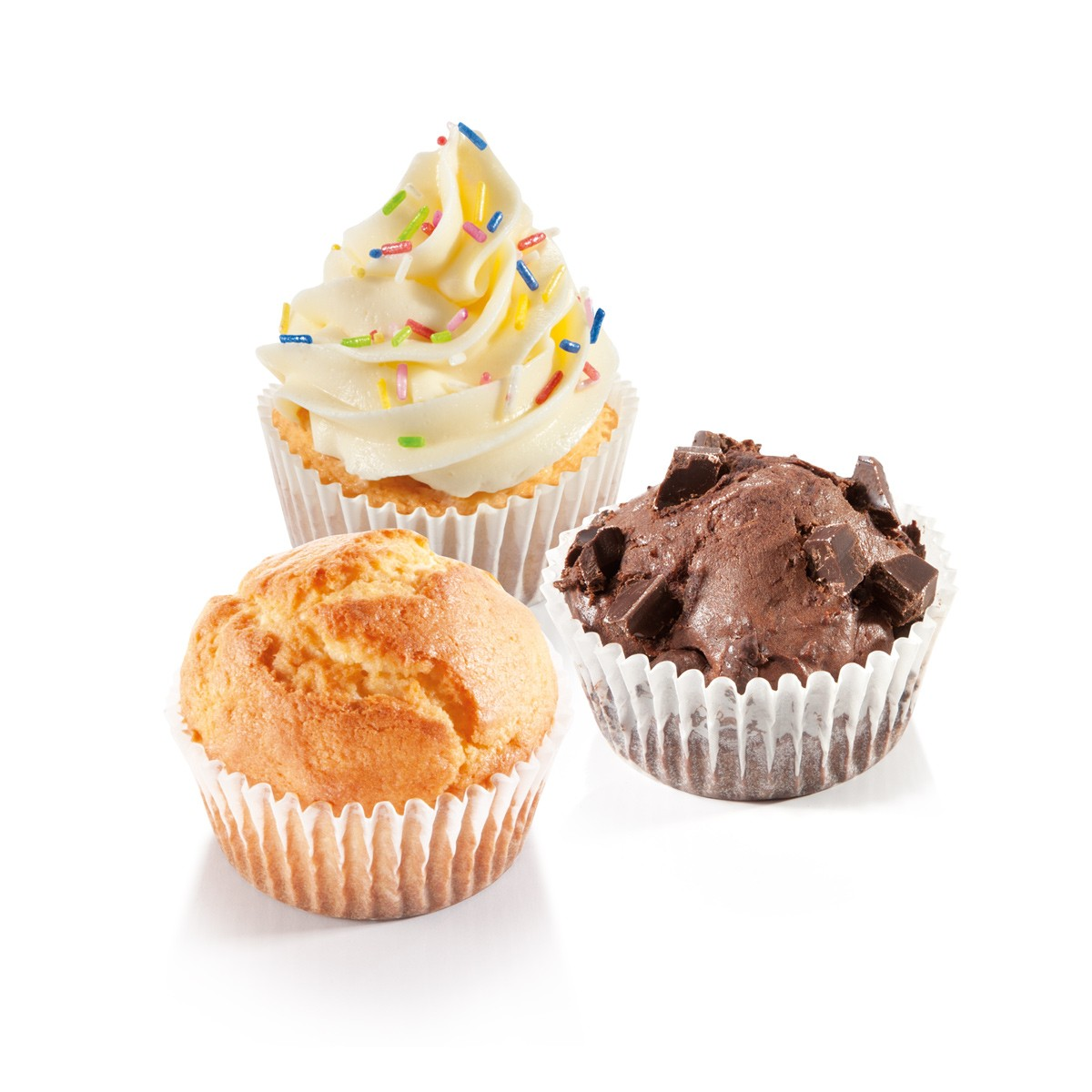 Drei Cupcakes: Vanille mit Streuseln, Natur und Schokolade mit Chips auf weißem Hintergrund.