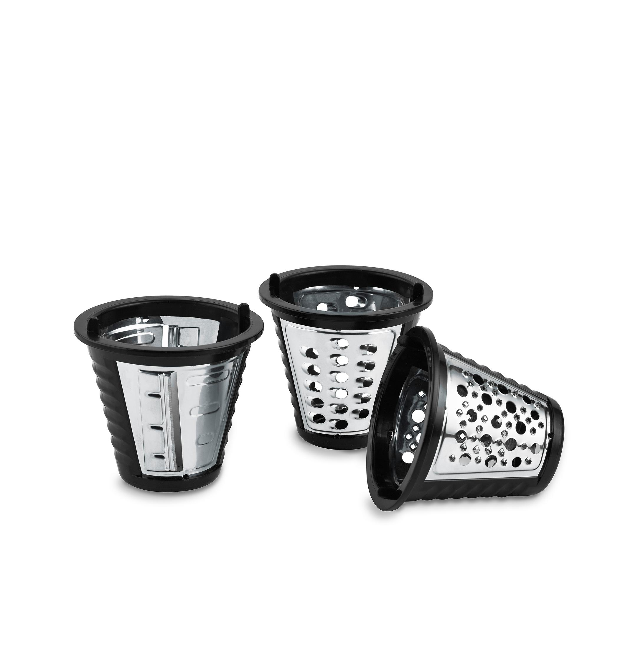 Drei silberne und schwarze Küchenmaschinenaufsätze. Sie haben ein Mesh-Design und sind kegelförmig.