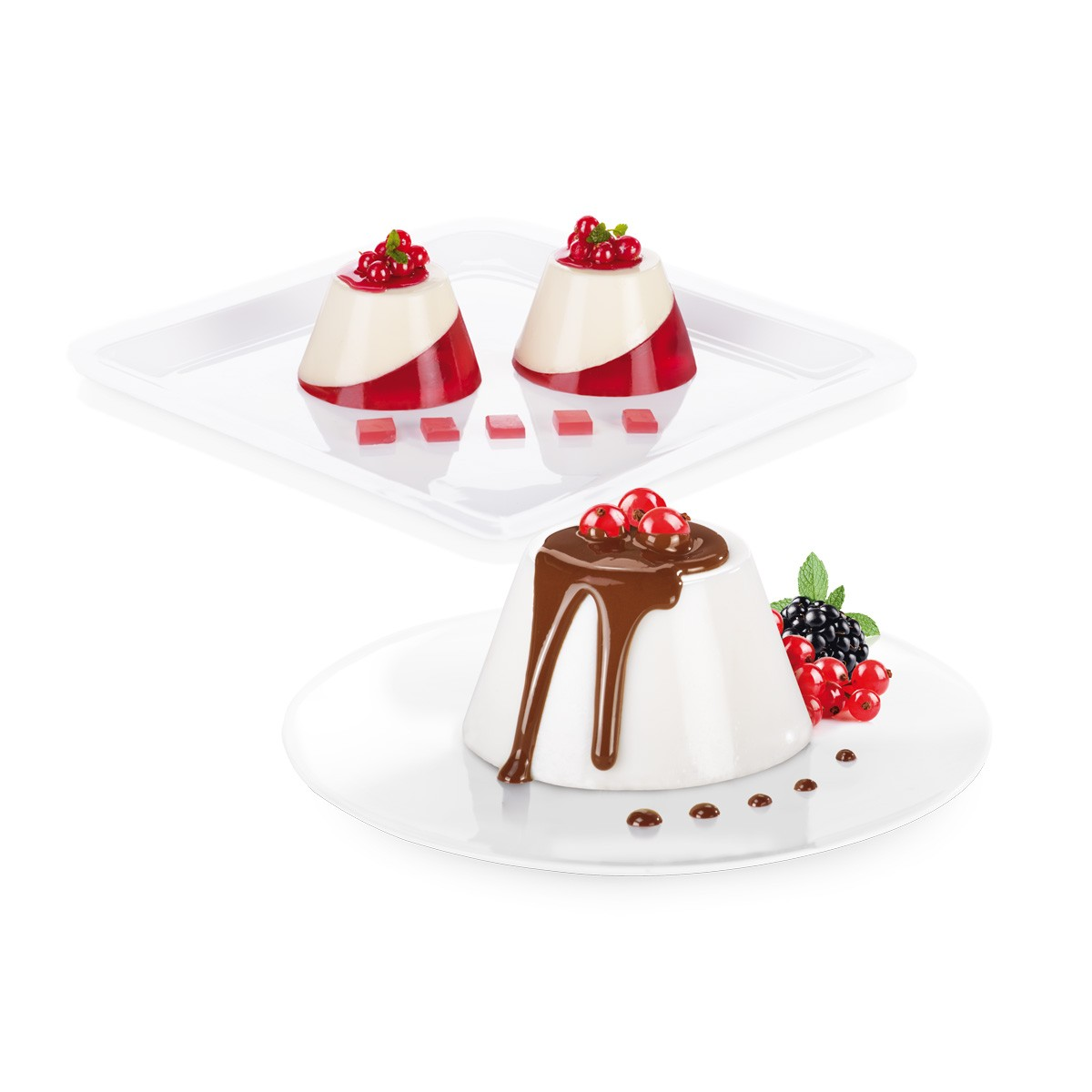 Deser: Panna cotta z jagodami i sosem czekoladowym na białych talerzach. Dwa na tacy, jeden na talerzu.