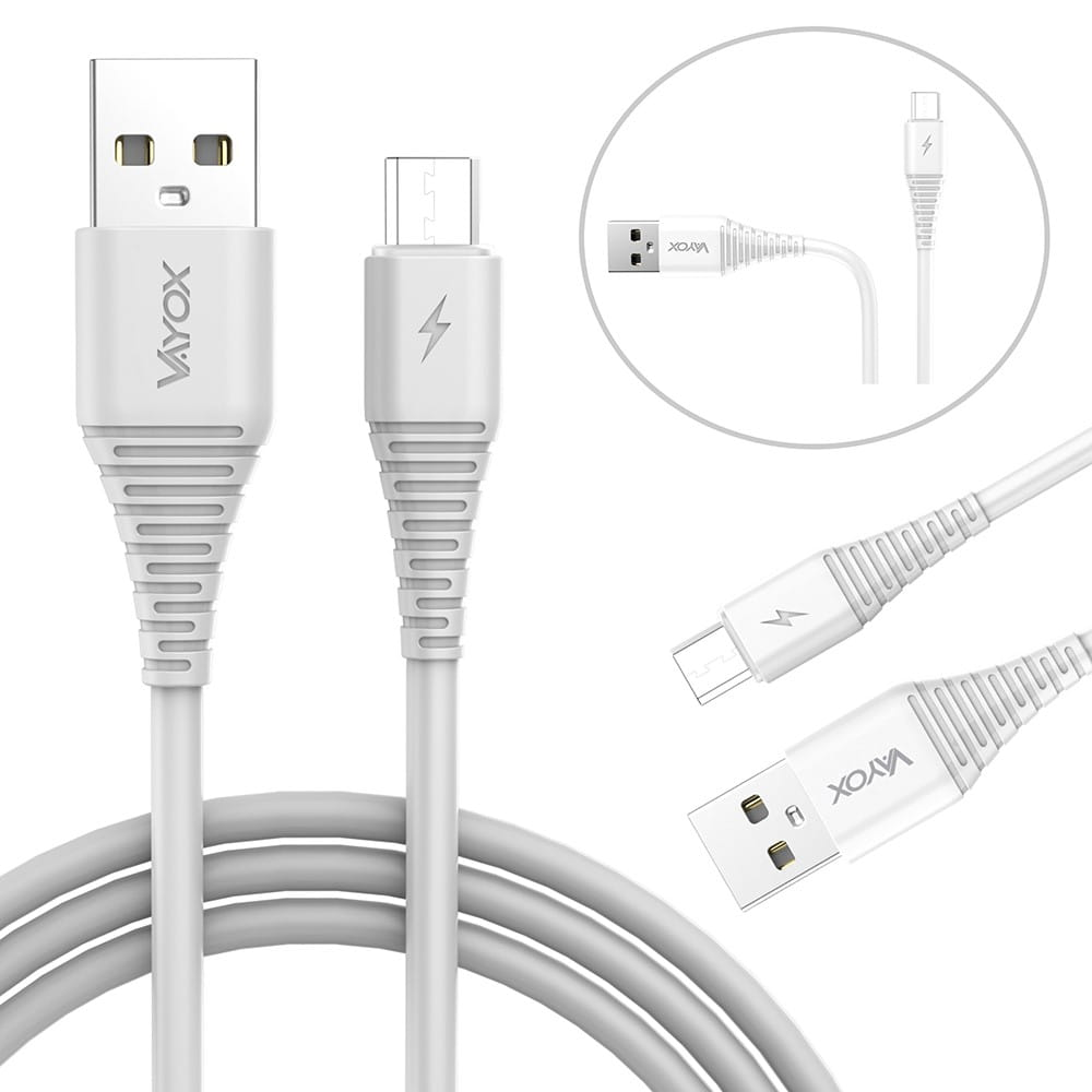Biały kabel USB ze złączami USB i micro USB. Symbole błyskawicy. Izolowane na białym tle.
