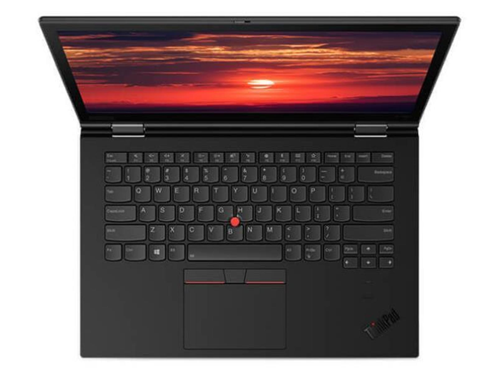 Draufsicht auf einen schwarzen ThinkPad-Laptop, geöffnet, Sonnenuntergang auf dem Bildschirm.
