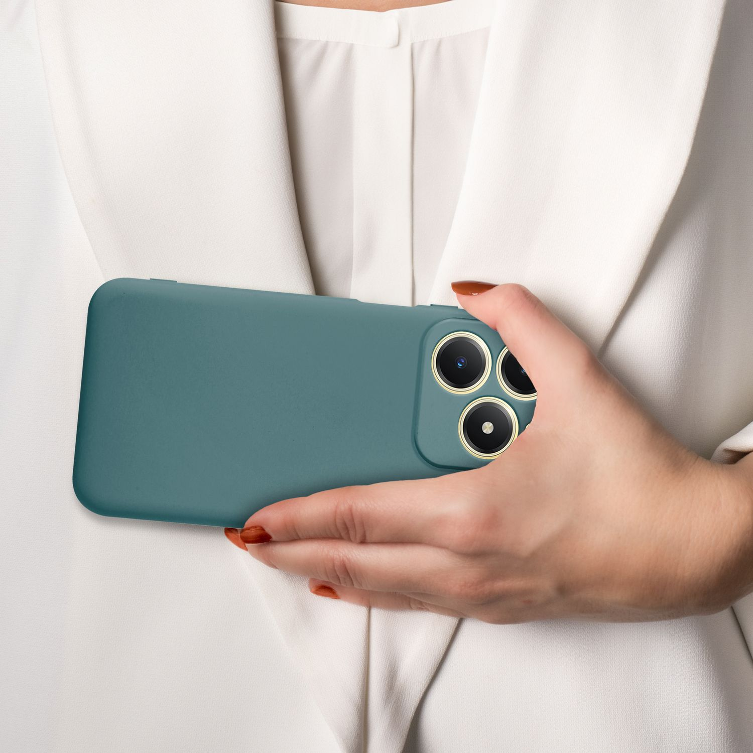 Hand hält ein tealfarbenes Telefon. Die Person trägt ein weißes Hemd. Telefonkamera sichtbar.