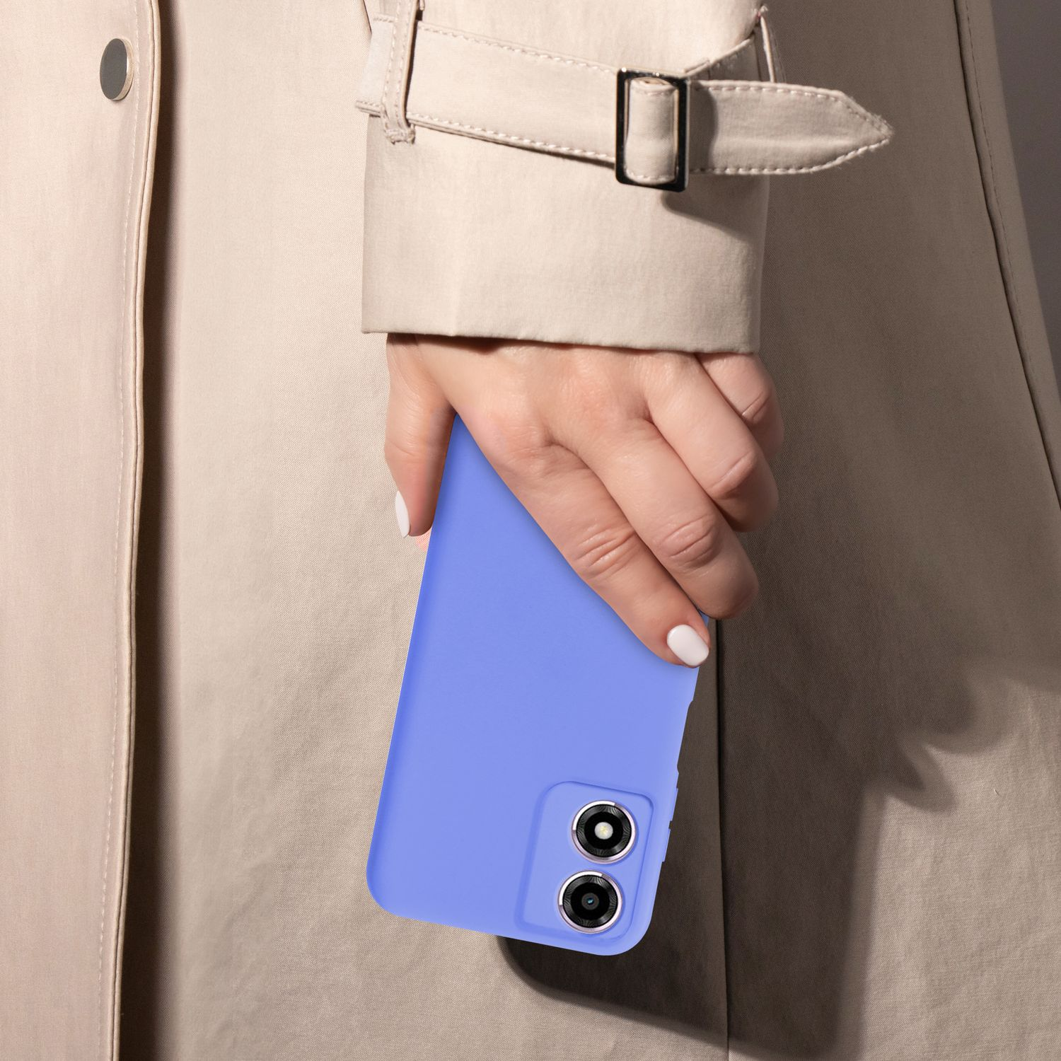 Eine Hand hält eine blaue Handyhülle. Die Person trägt einen beigefarbenen Trenchcoat.